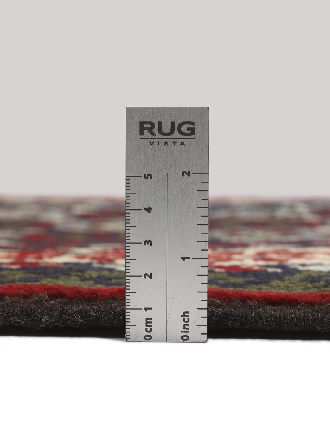 Handgeknoopt tapijt uit het Midden-Oosten met geometrische motieven in donkerblauw en rood