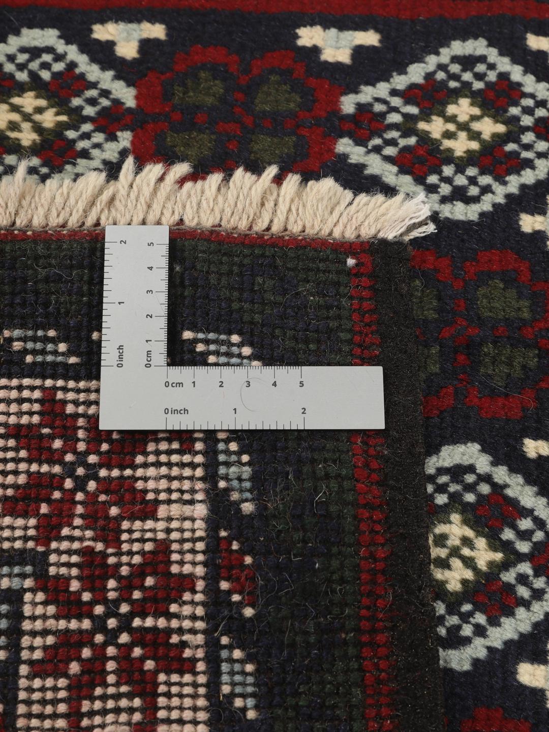 Handgeknoopt tapijt uit het Midden-Oosten met geometrische motieven in donkerblauw en rood