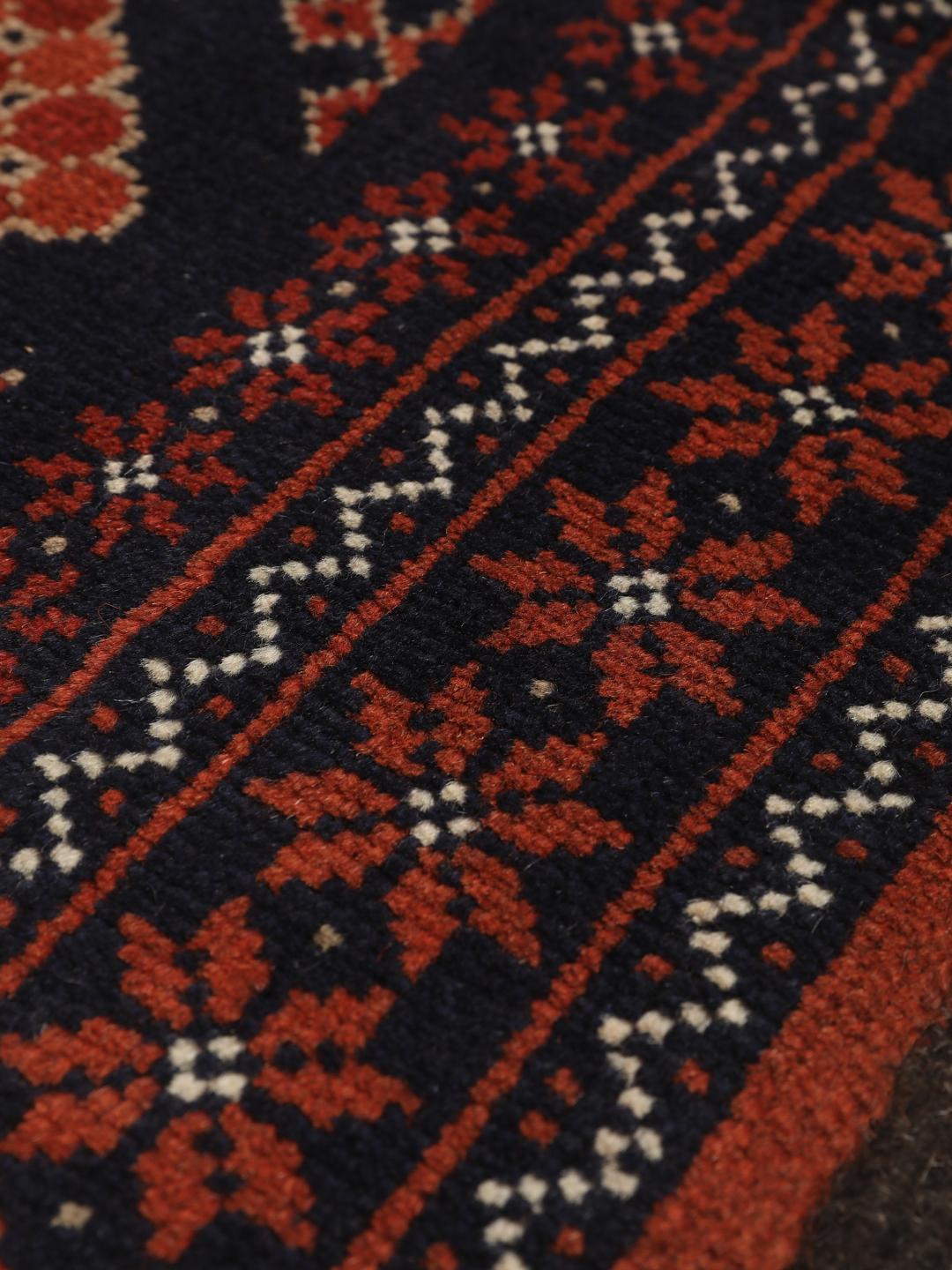 Handgeknoopt Baluch-tapijt uit het Midden-Oosten in diepblauwe en rode tinten