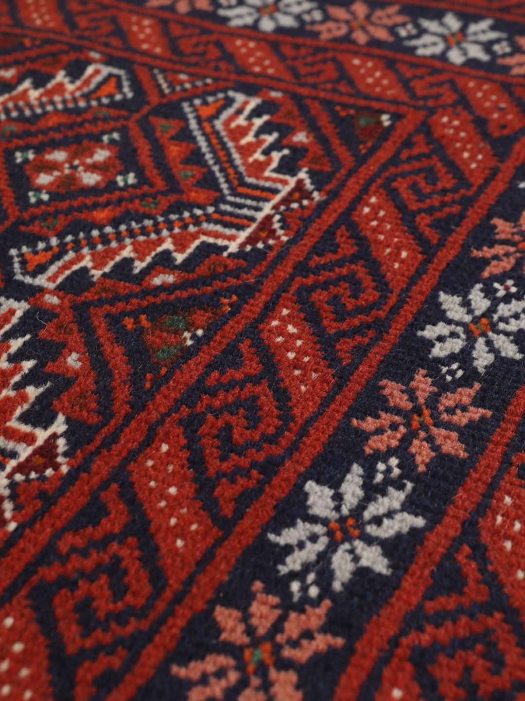 Håndknyttet mellemøstligt Baluch-tæppe med et mørkerødt geometrisk mønster