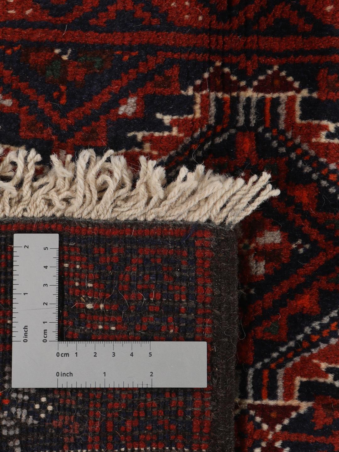 Håndknyttet mellemøstligt Baluch-tæppe med et mørkerødt geometrisk mønster