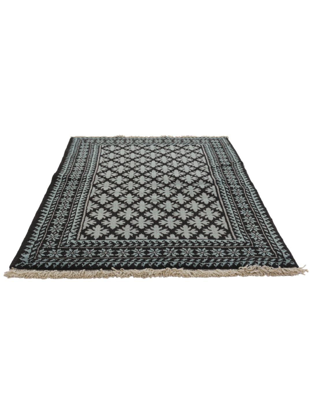 Handgeknoopt Baluch tapijt met geometrische motieven in zwart en lichtblauw, afkomstig uit het Midden-Oosten.