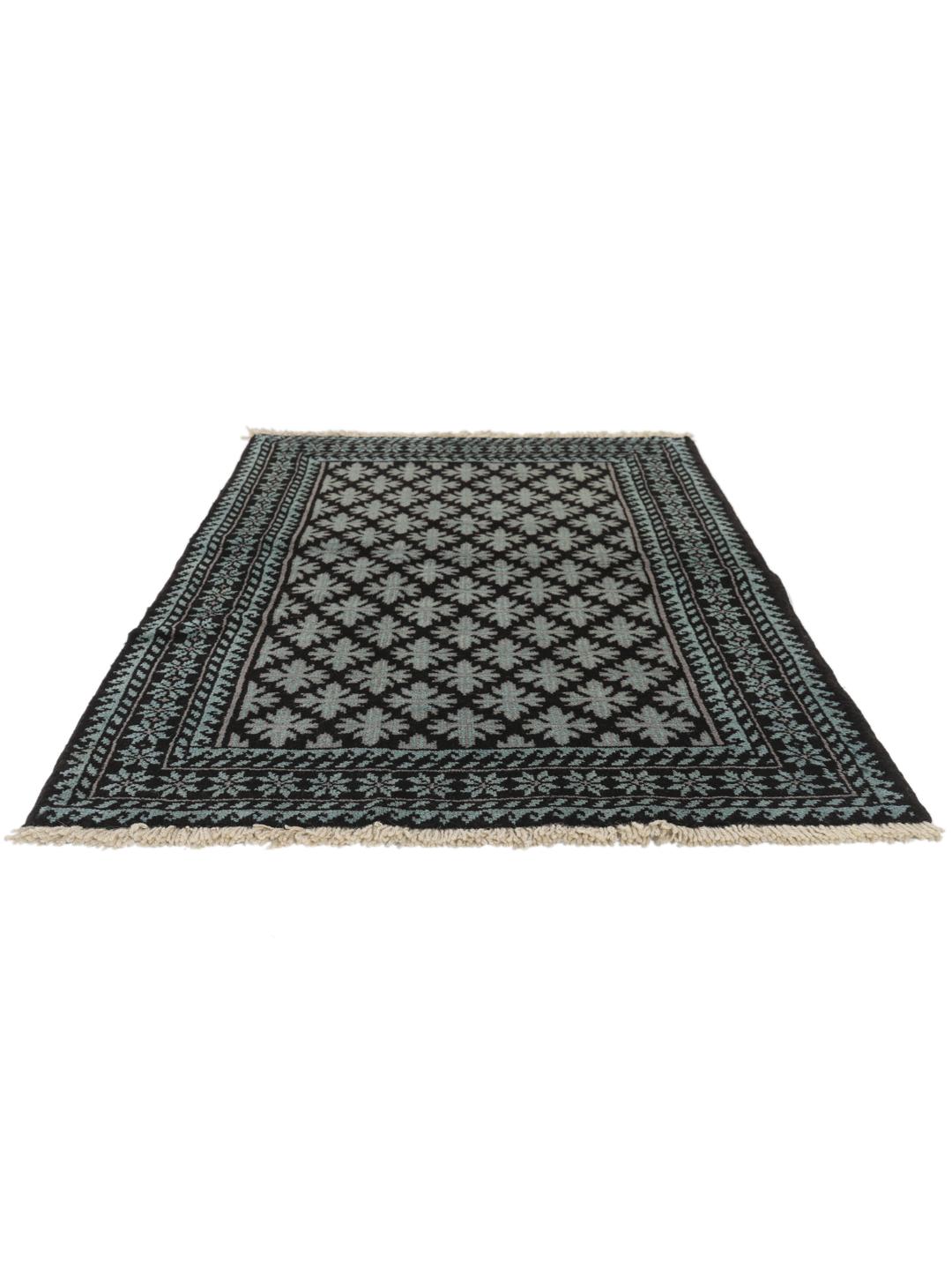 Handgeknoopt Baluch tapijt met geometrische motieven in zwart en lichtblauw, afkomstig uit het Midden-Oosten.