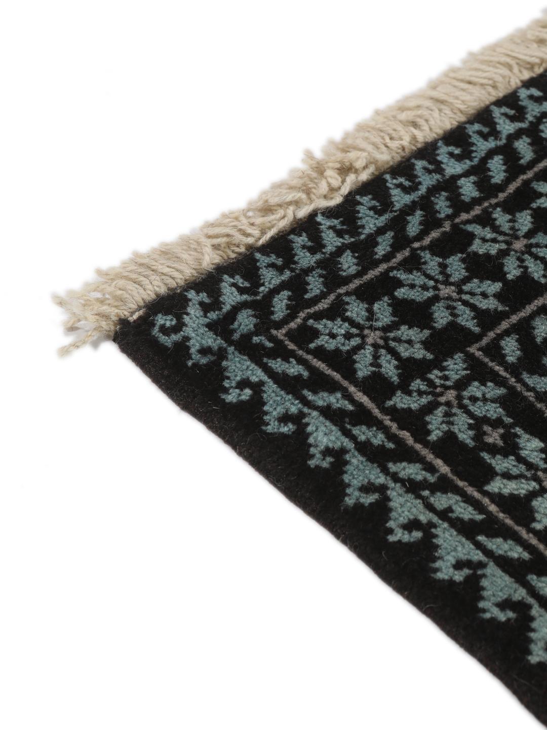 Handgeknoopt Baluch tapijt met geometrische motieven in zwart en lichtblauw, afkomstig uit het Midden-Oosten.