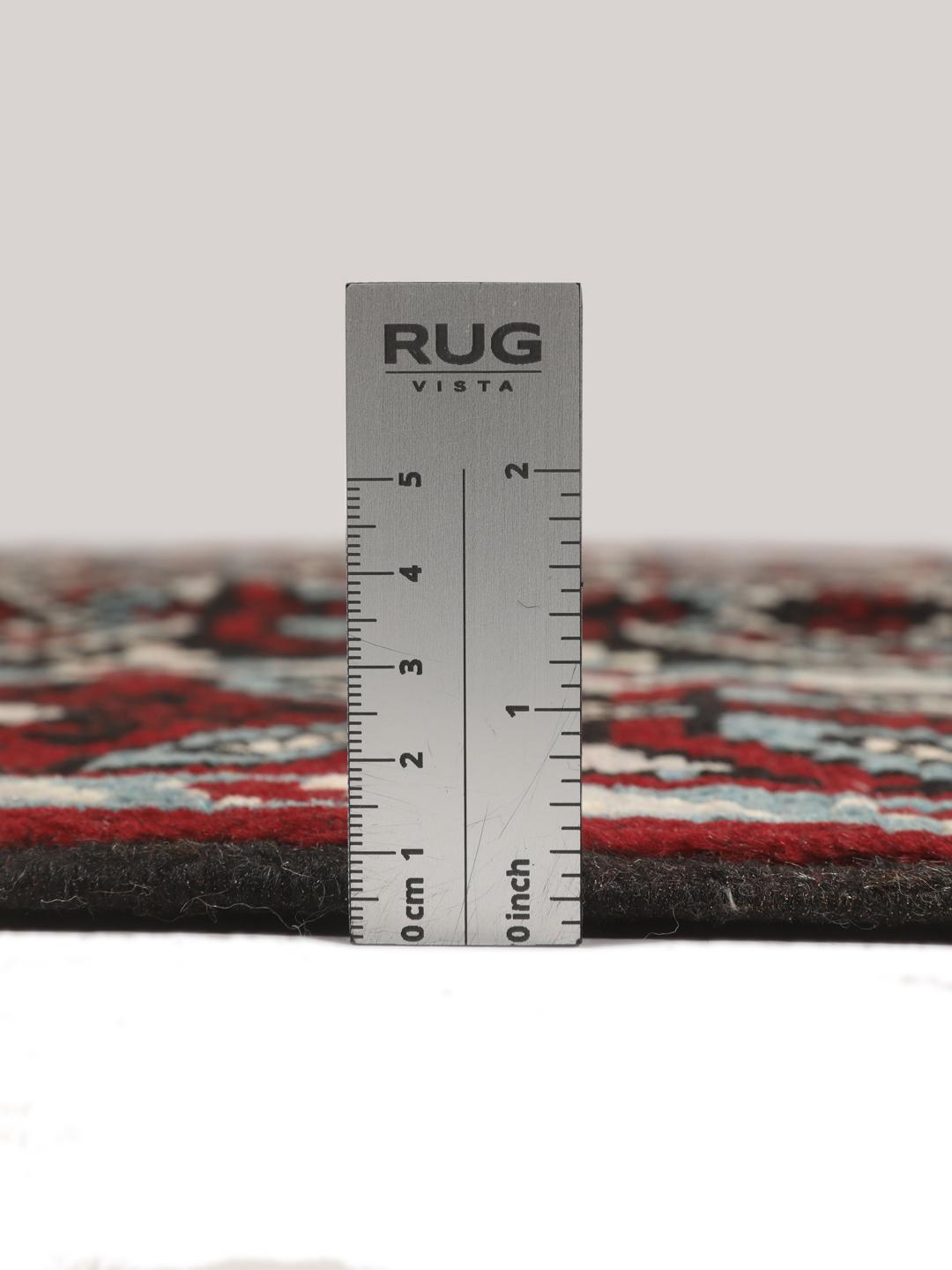 Handgeknoopt Baluch-tapijt uit het Midden-Oosten met een levendig rood en donker geometrisch patroon