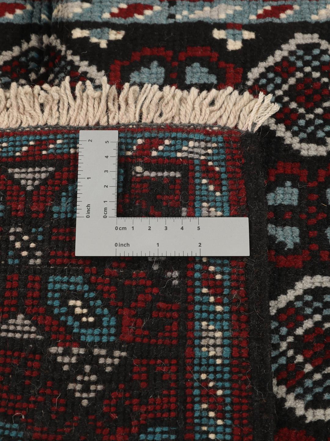 Handgeknoopt Baluch-tapijt uit het Midden-Oosten met een levendig rood en donker geometrisch patroon
