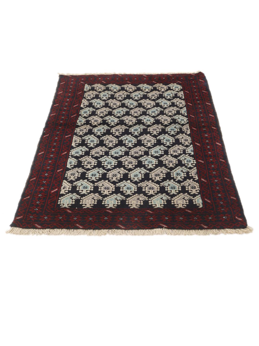Handgeknoopt Baluch-tapijt met ingewikkelde geometrische motieven in donkerblauw en rood.