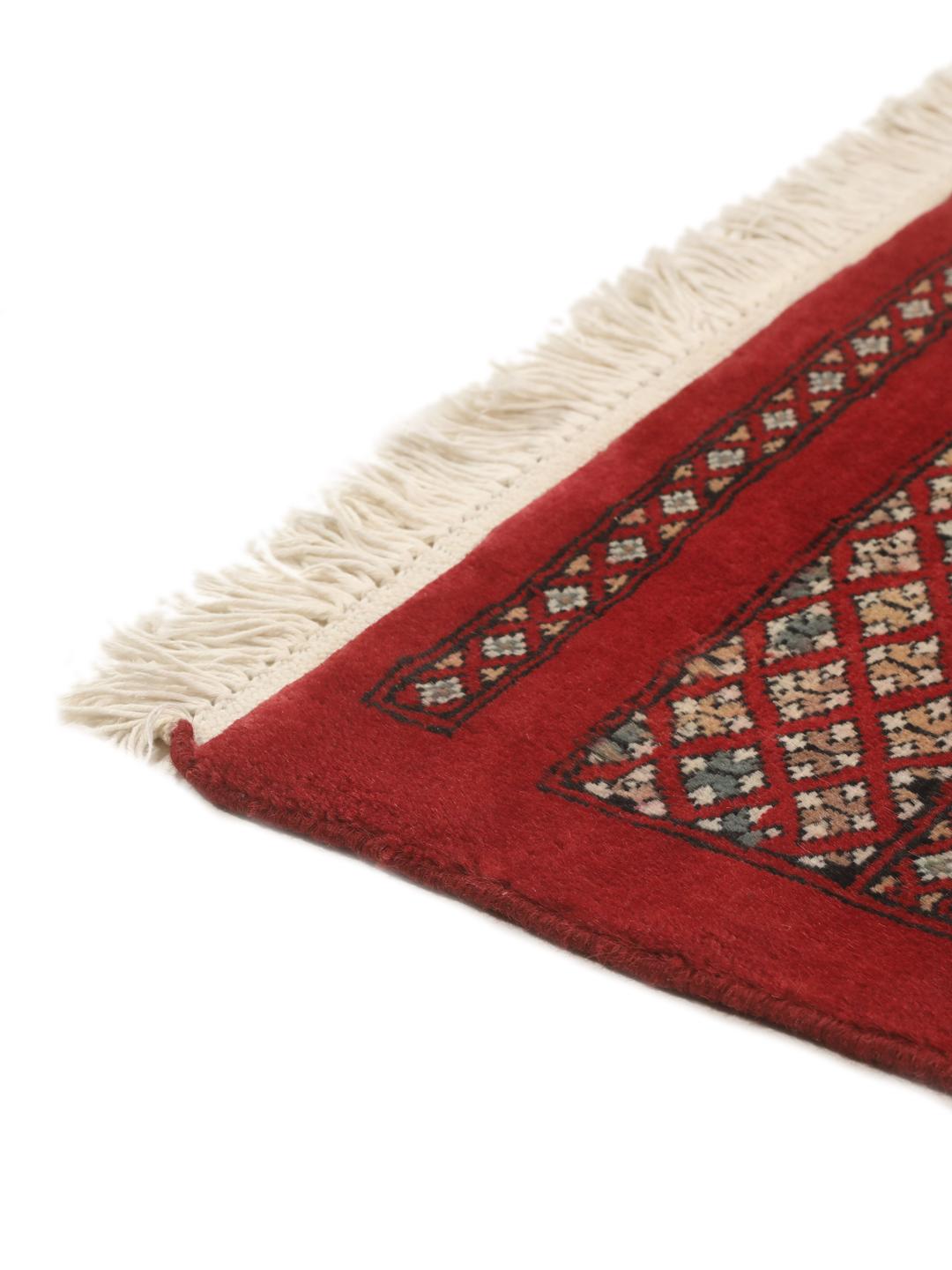 Handgeknoopt Pakistan Bokhara tapijt met een dieprood veld en traditionele herhalende motieven