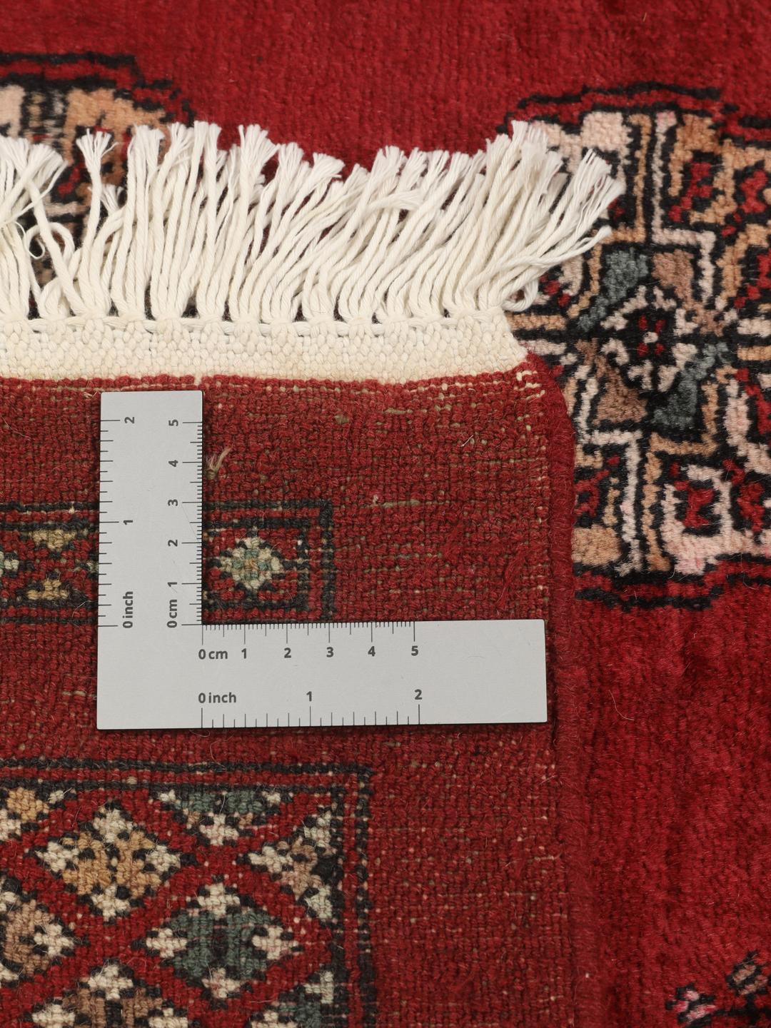 Handgeknoopt Pakistan Bokhara tapijt met een dieprood veld en traditionele herhalende motieven