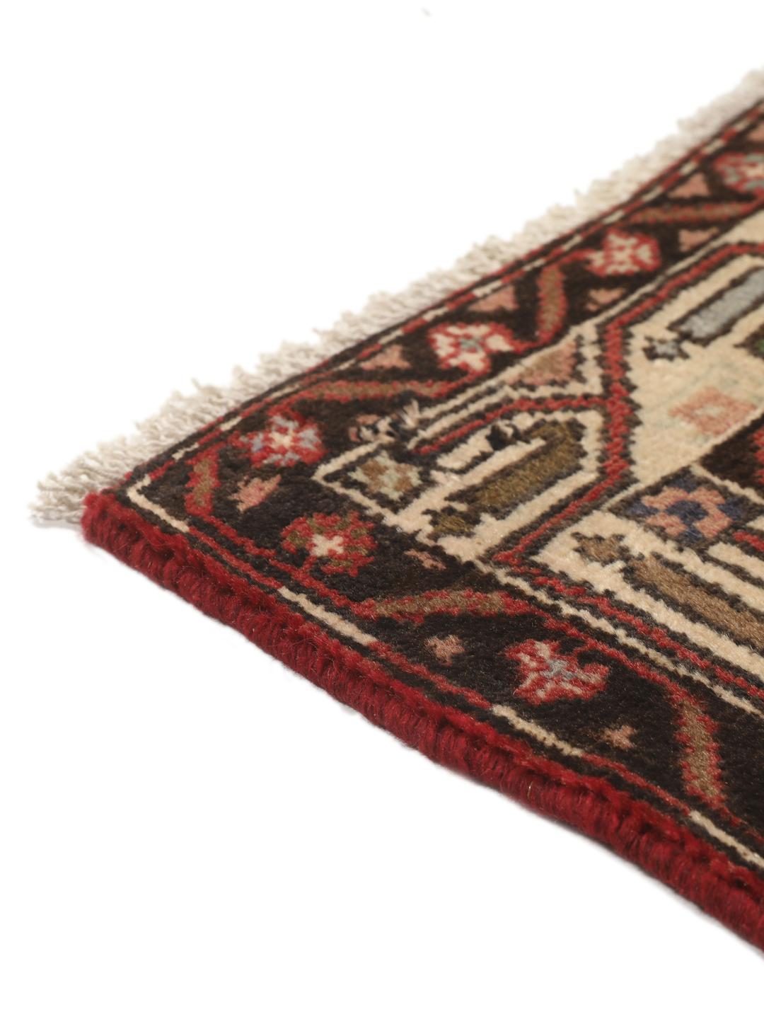 Handgeknoopt Hosseinabad-tapijt uit het Midden-Oosten met een rood veld en geometrische patronen.