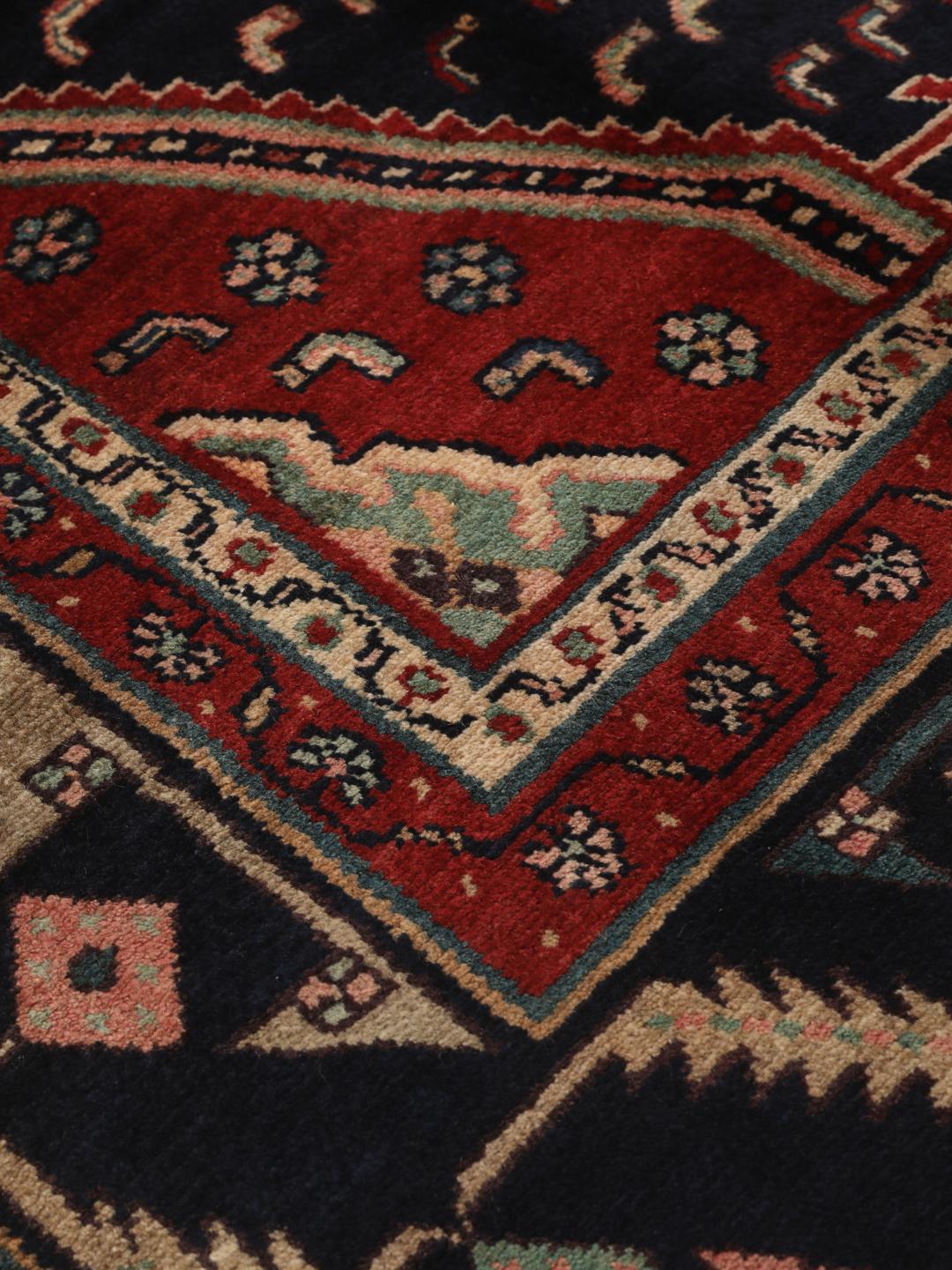 Handgeknoopt Hamadan tapijt uit het Midden-Oosten in donkerrood en marineblauw