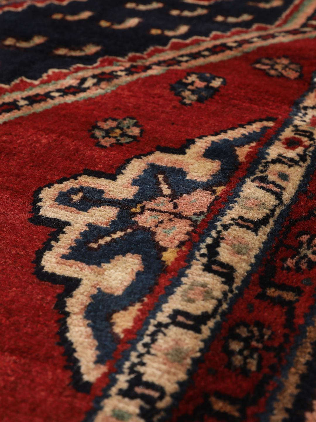 Handgeknoopt Hamadan tapijt uit het Midden-Oosten in donkerrood en marineblauw
