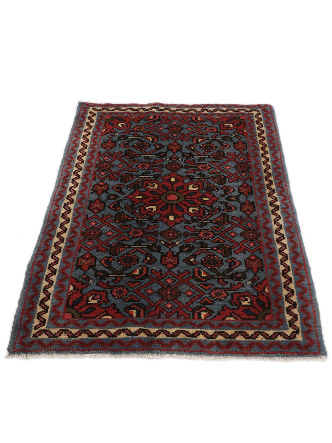 Een klein handgeknoopt Hosseinabad-tapijt uit het Midden-Oosten met een blauw en rood geometrisch patroon