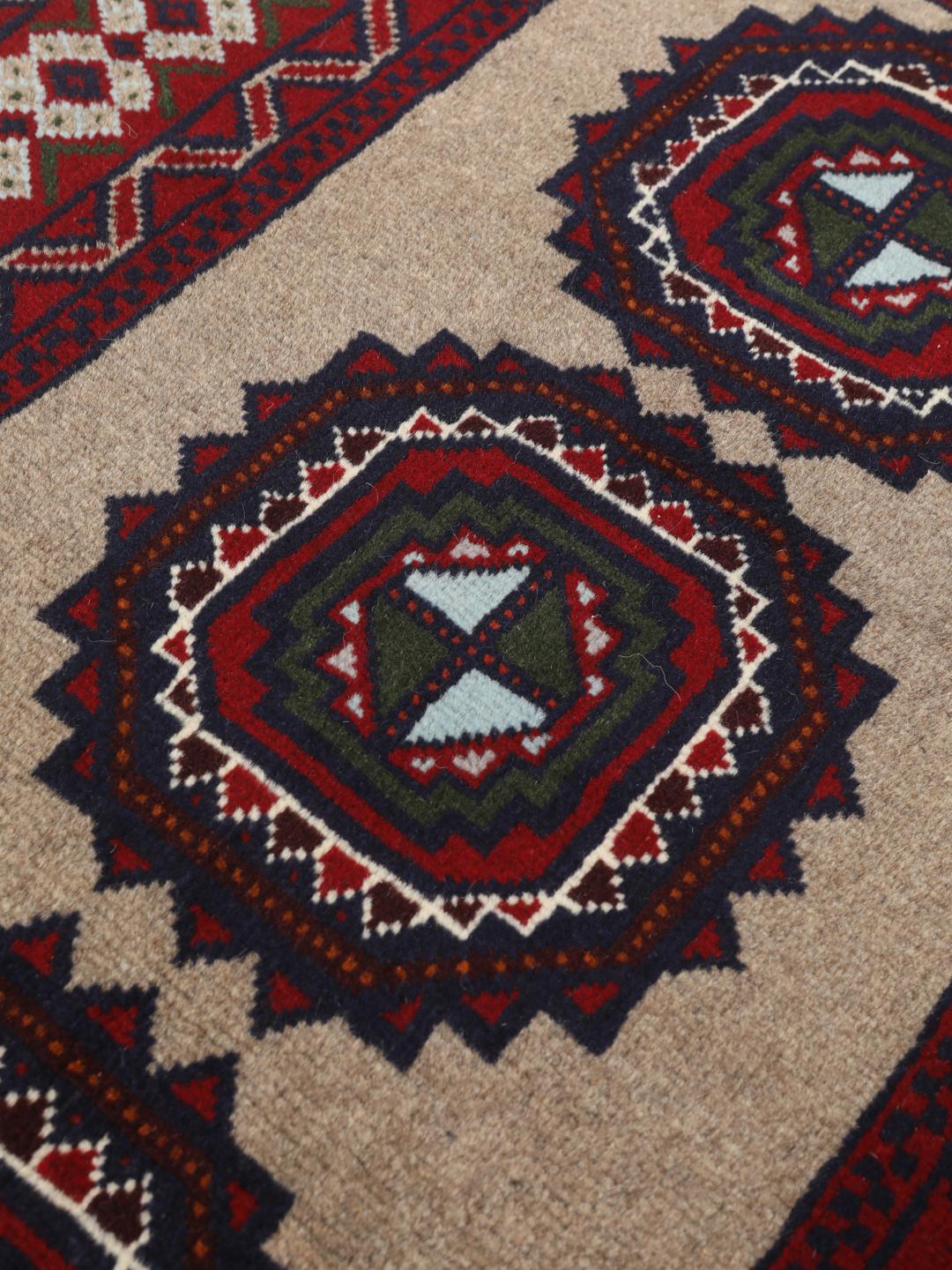 Håndknyttet Baluch-tæppe fra Mellemøsten i røde og beige nuancer