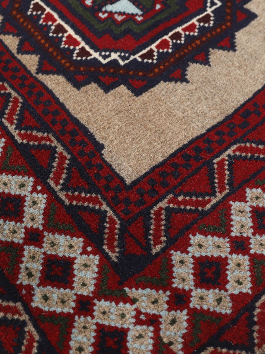 Håndknyttet Baluch-tæppe fra Mellemøsten i røde og beige nuancer