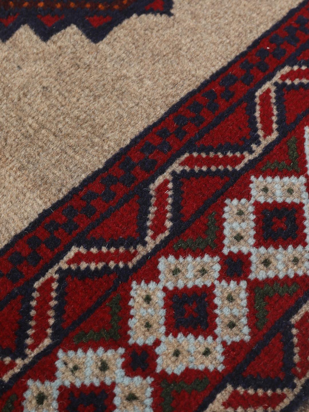 Håndknyttet Baluch-tæppe fra Mellemøsten i røde og beige nuancer