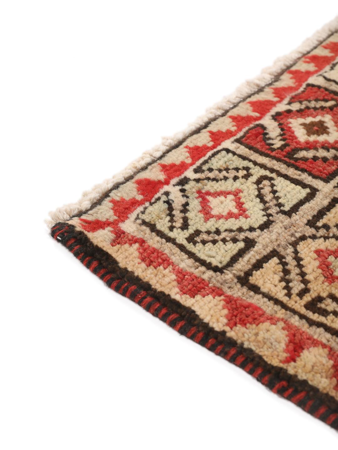 Håndknyttet Lori-tæppe fra Mellemøsten med beige bund og geometriske motiver.
