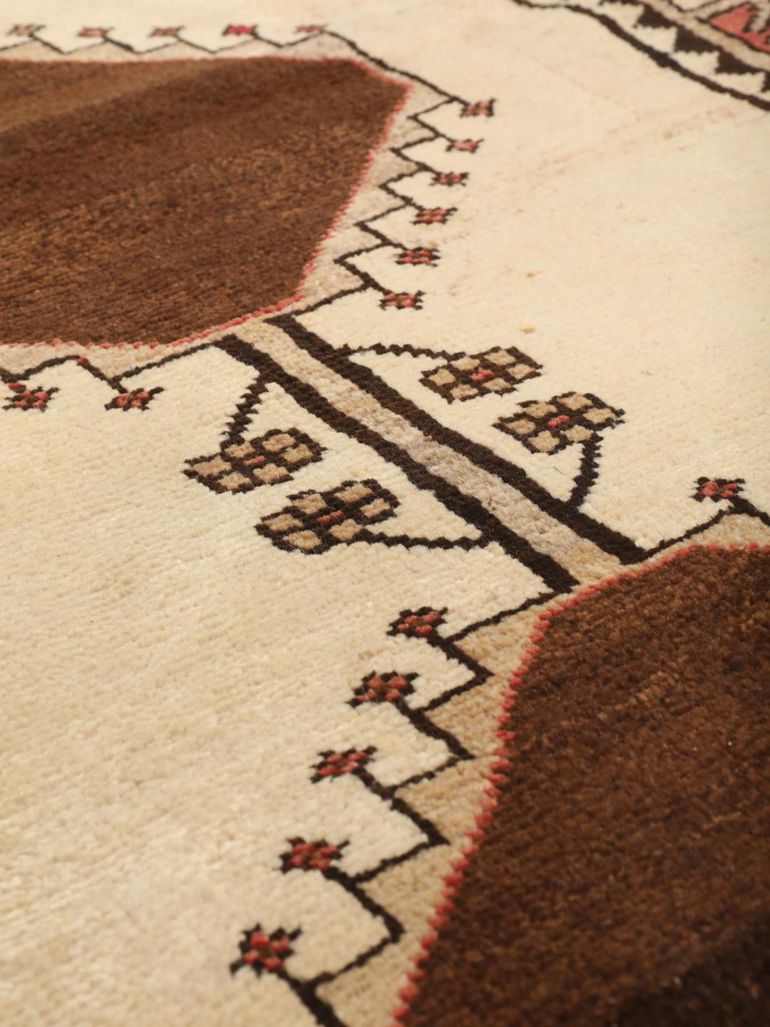 Håndknyttet Lori-tæppe fra Mellemøsten med beige bund og geometriske motiver.
