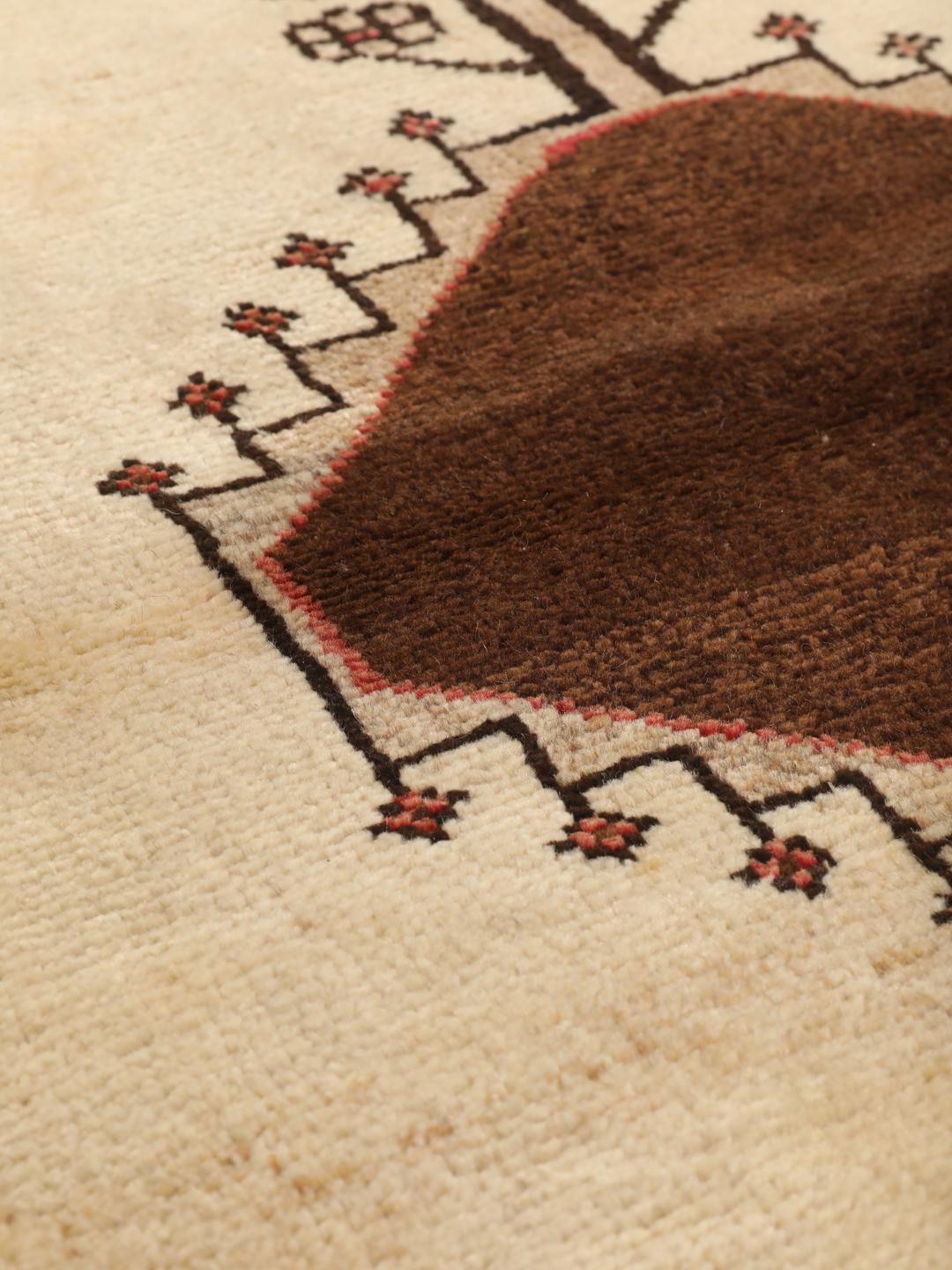 Håndknyttet Lori-tæppe fra Mellemøsten med beige bund og geometriske motiver.