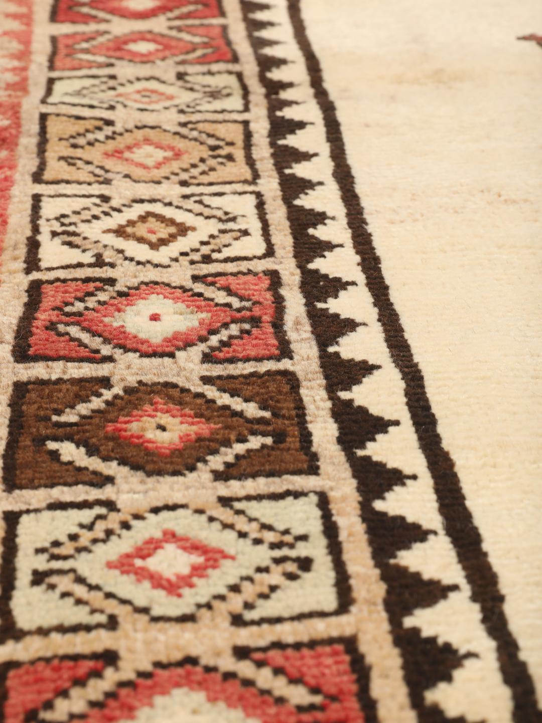 Håndknyttet Lori-tæppe fra Mellemøsten med beige bund og geometriske motiver.
