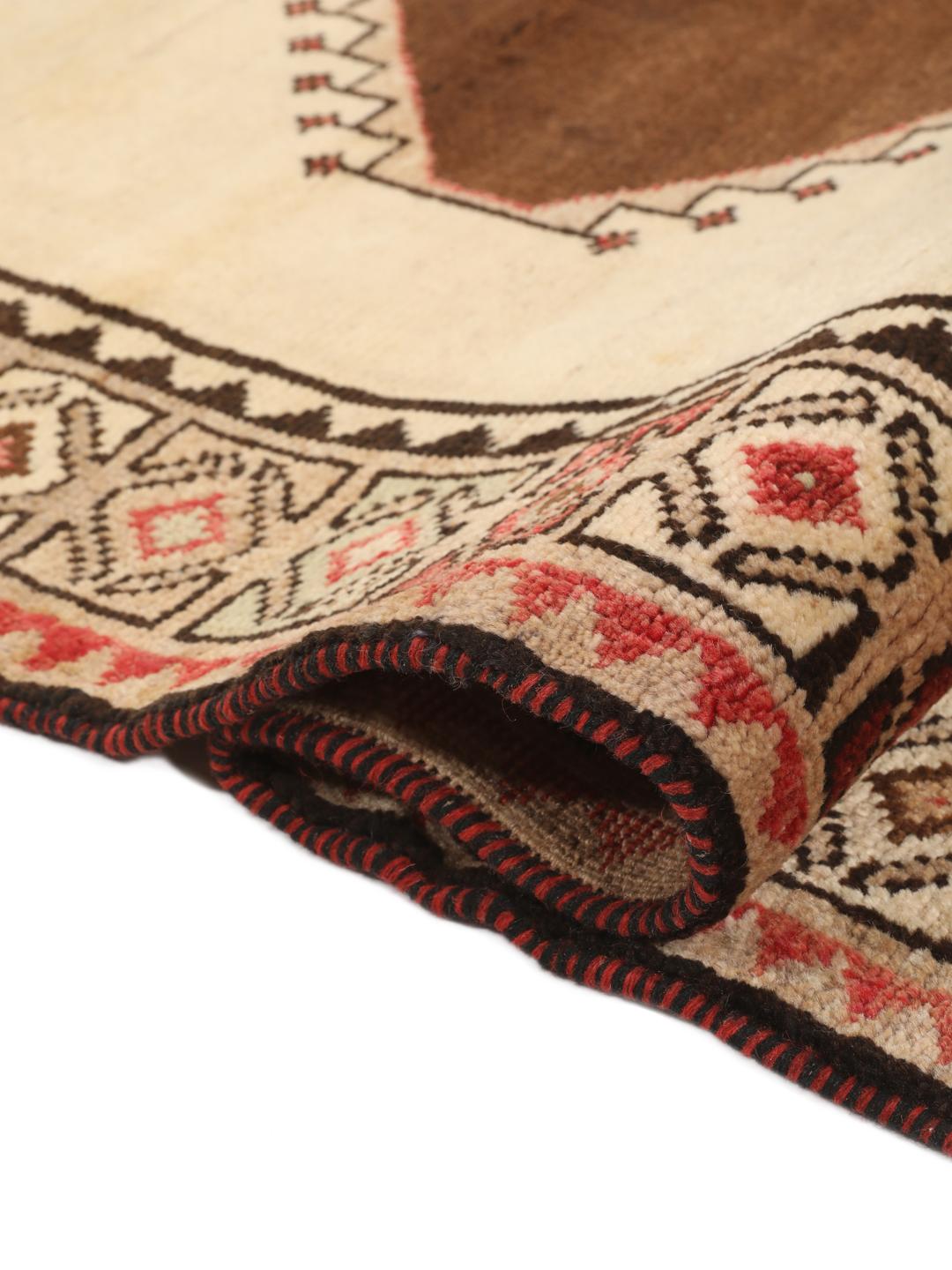 Håndknyttet Lori-tæppe fra Mellemøsten med beige bund og geometriske motiver.