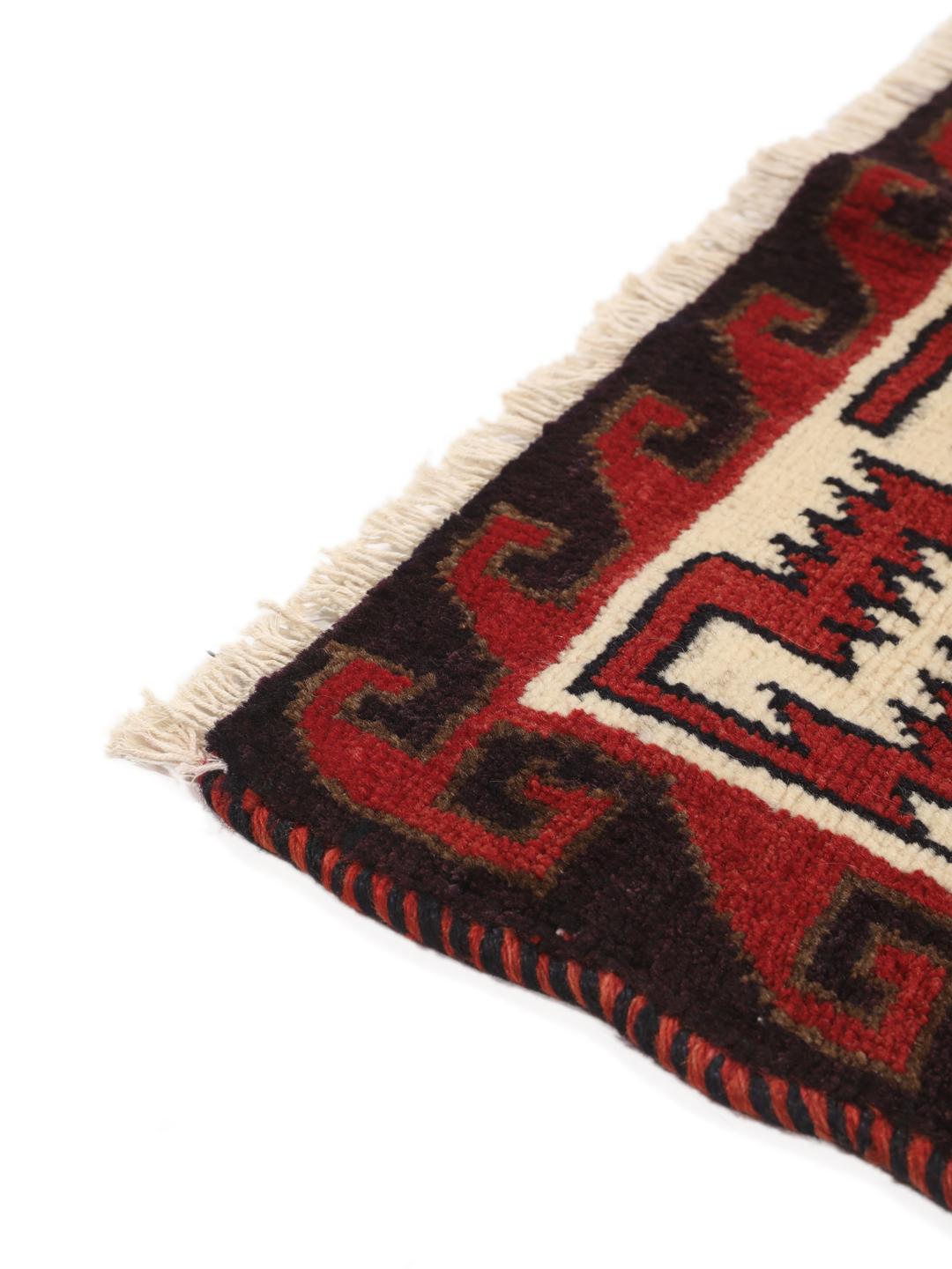 Handgeknoopt Lori-tapijt uit het Midden-Oosten met een donkerrood en donkerblauw geometrisch patroon