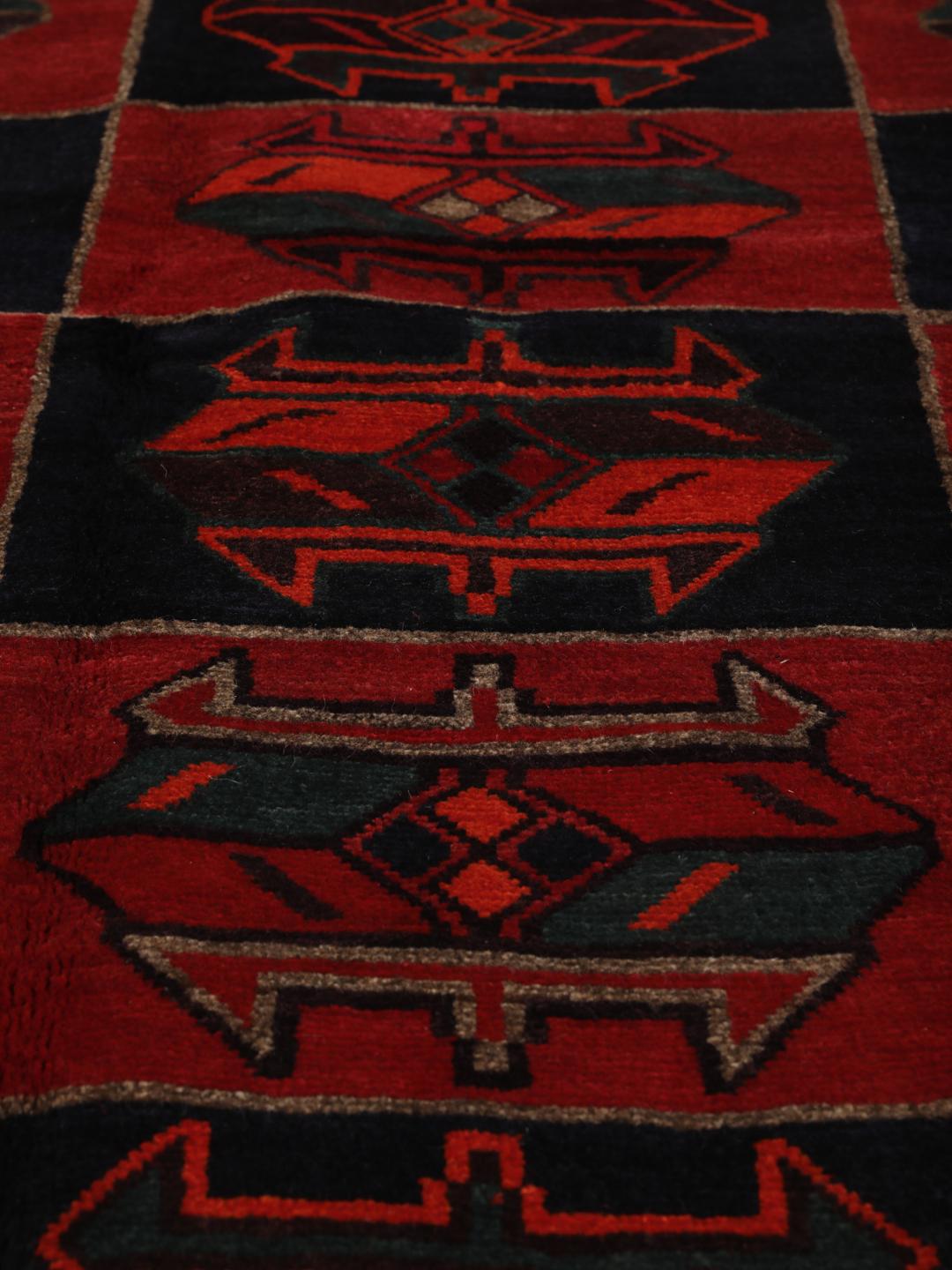 Handgeknoopt Lori-tapijt uit het Midden-Oosten met een donkerrood en donkerblauw geometrisch patroon