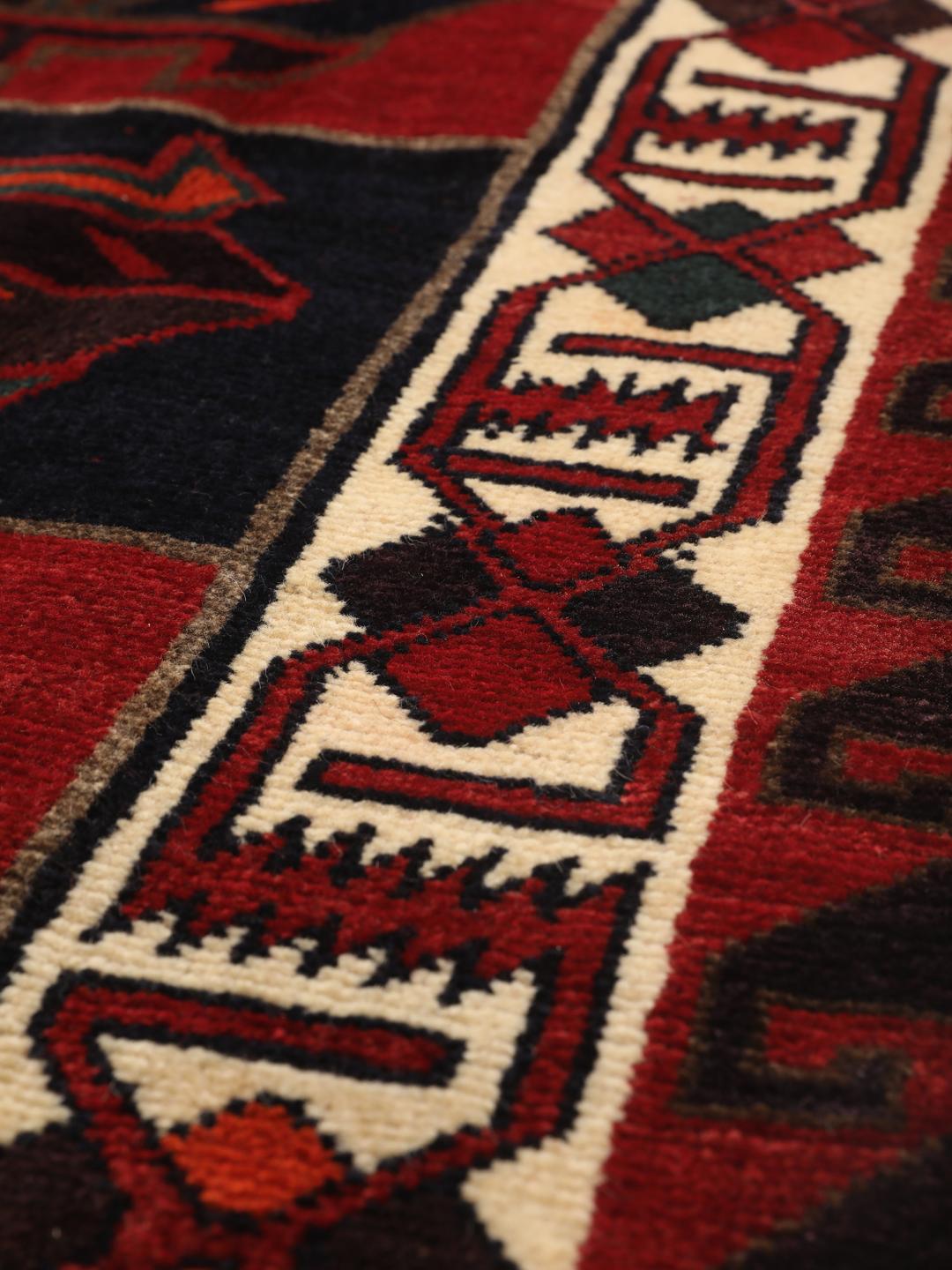 Handgeknoopt Lori-tapijt uit het Midden-Oosten met een donkerrood en donkerblauw geometrisch patroon