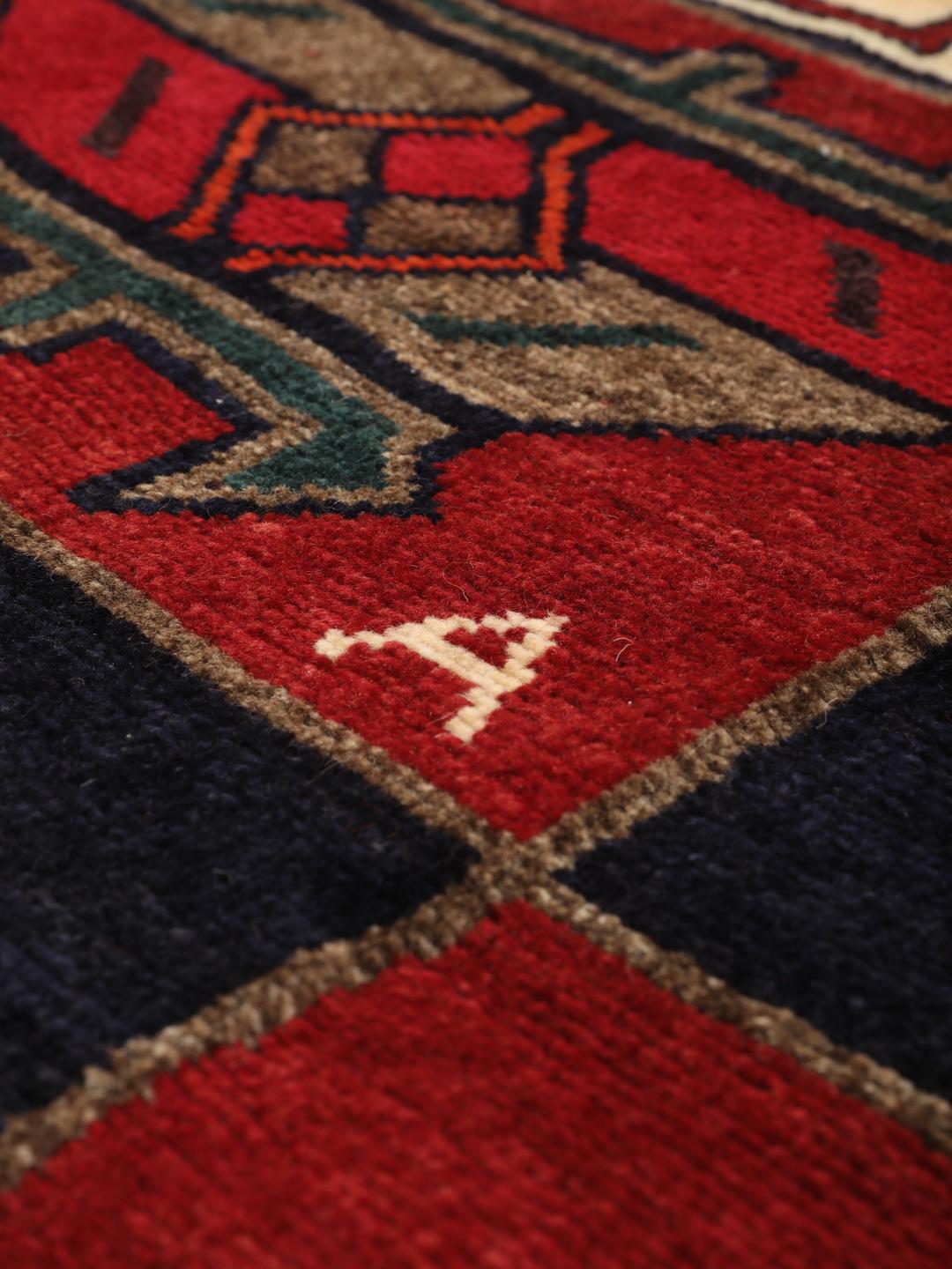 Handgeknoopt Lori-tapijt uit het Midden-Oosten met een donkerrood en donkerblauw geometrisch patroon