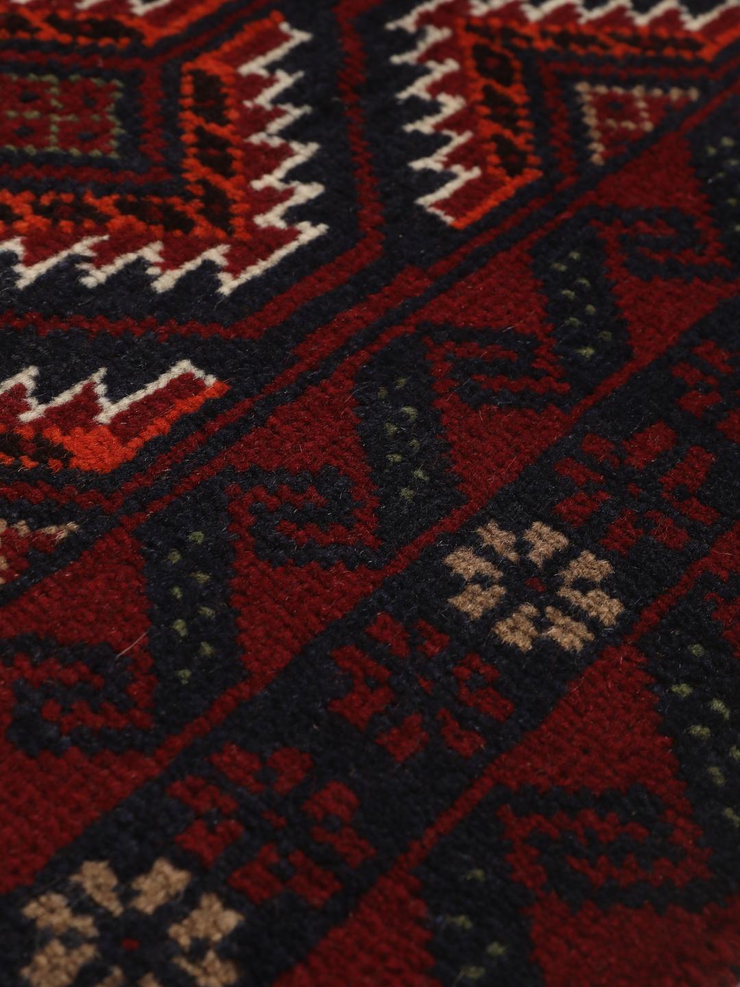 Handgeknoopt Beluch-tapijt in donkerrood met geometrische patronen