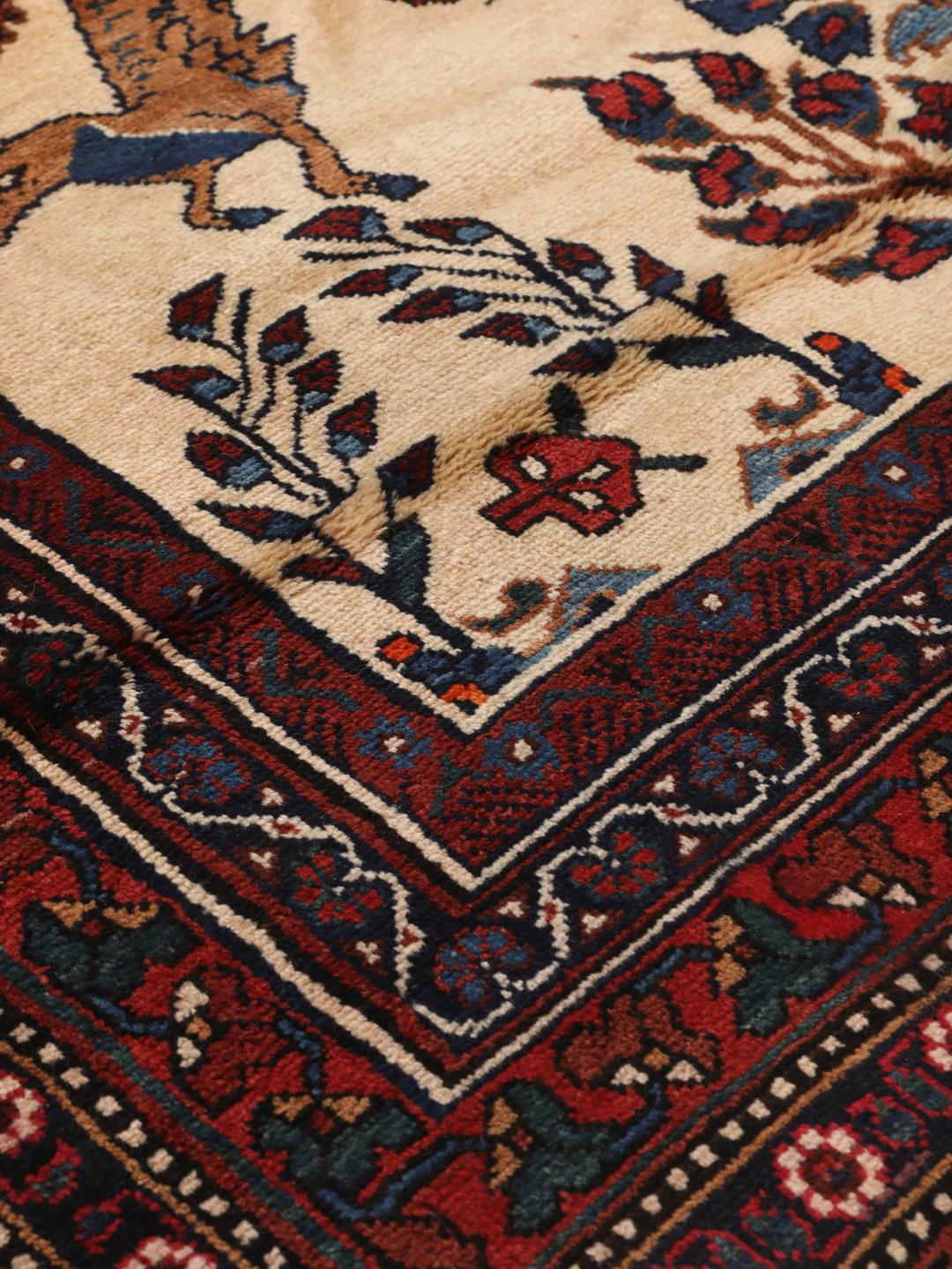 Håndknyttet Afshar tæppe fra Mellemøsten i beige og rød med dyremotiver.