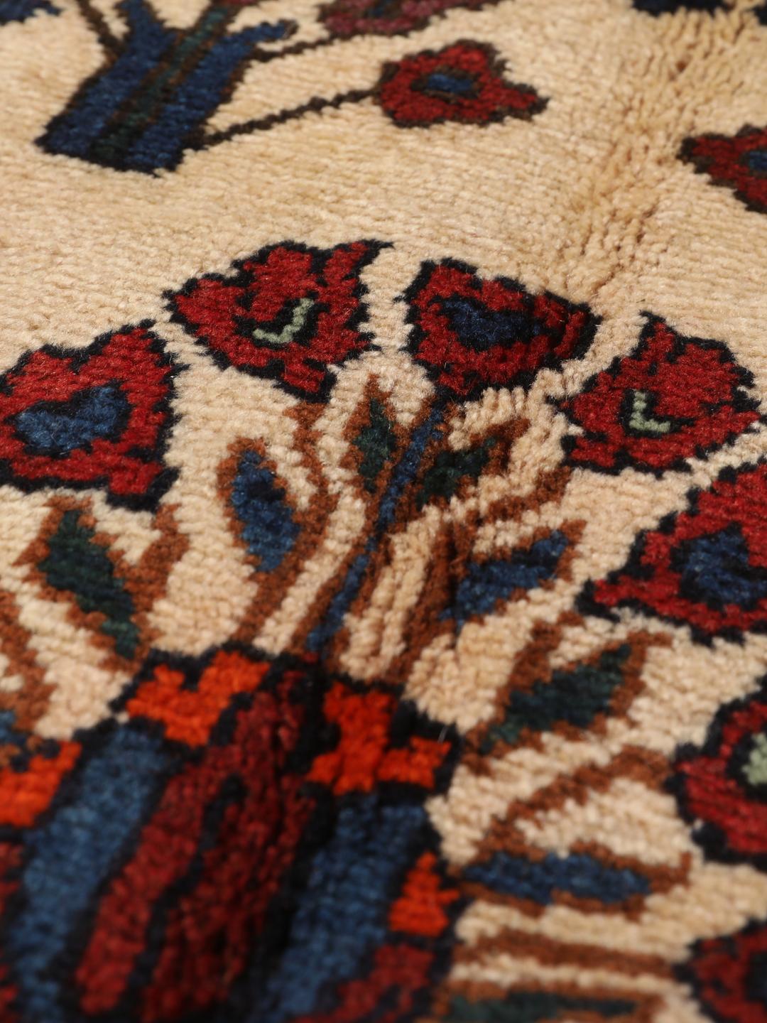 Håndknyttet Afshar tæppe fra Mellemøsten i beige og rød med dyremotiver.