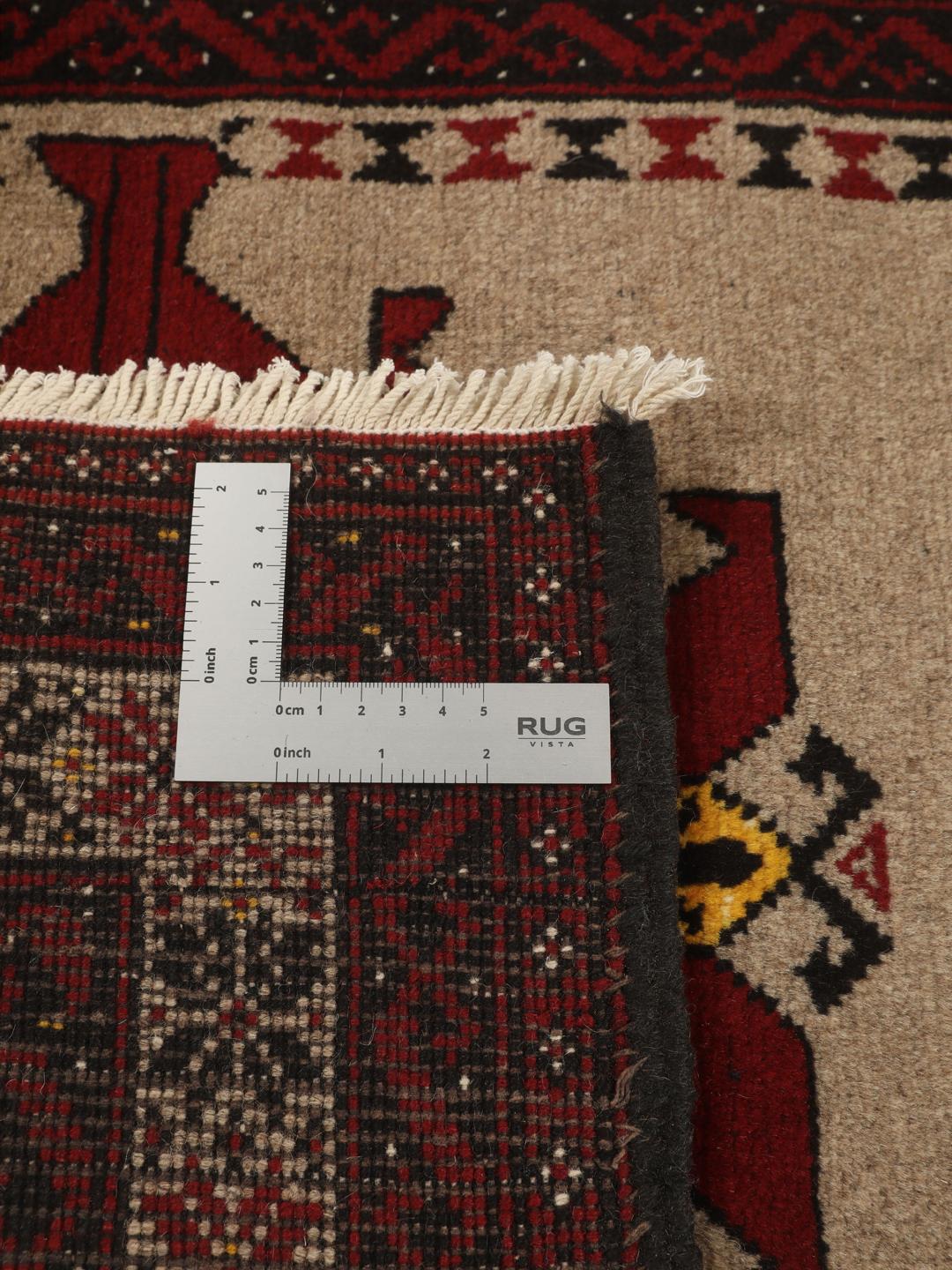 Håndknyttet Baluch-tæppe med geometriske stammemotiver i røde og beige toner