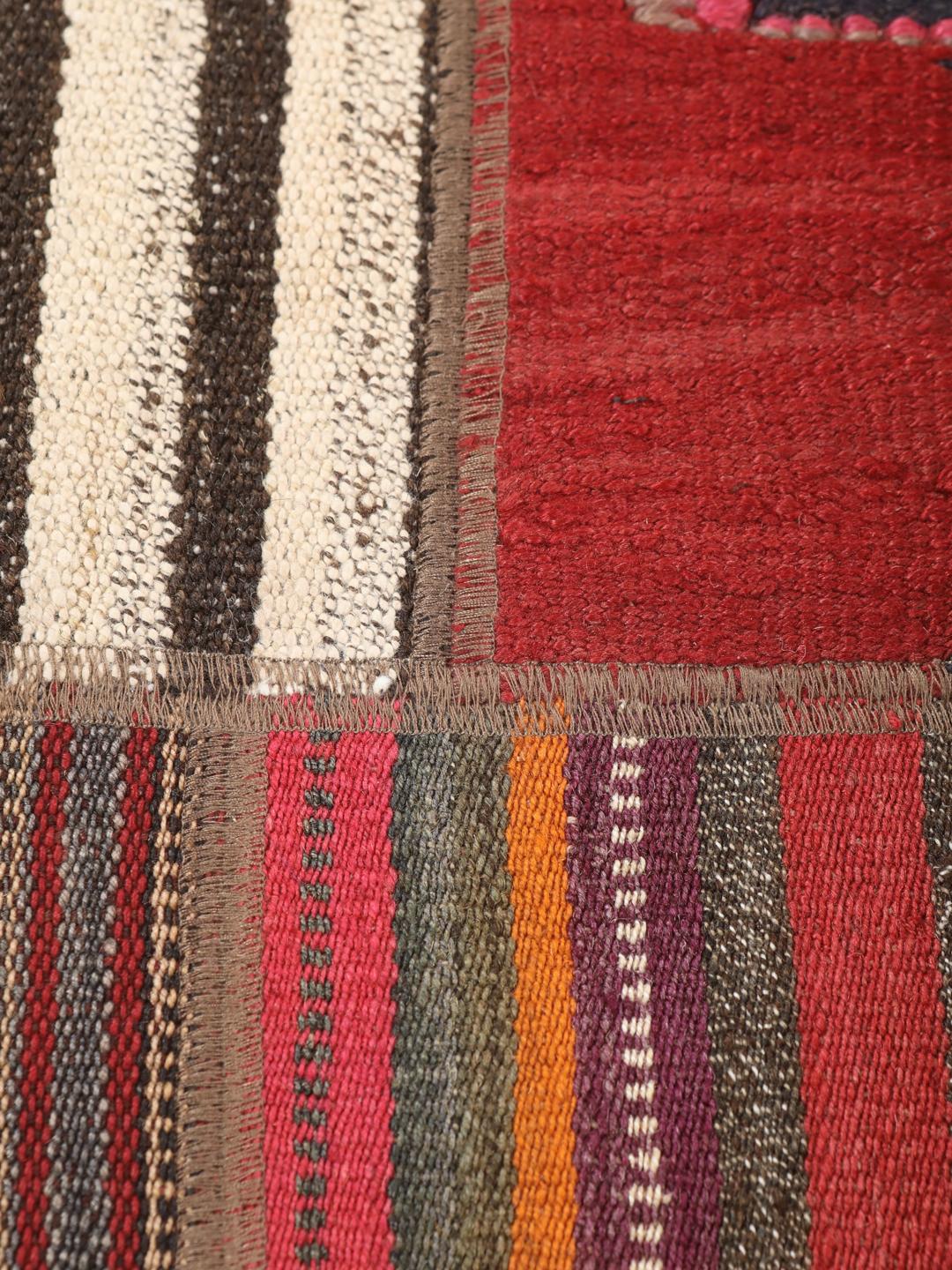 Kvadratisk håndlaget patchwork-teppe fra Midtøsten i flerfarget ull