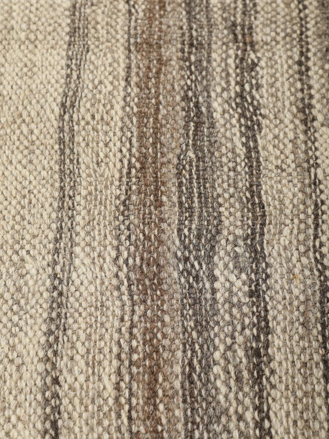 Twee handgemaakte vierkante kussenslopen met een gestreept ontwerp in beige tinten uit het Midden-Oosten