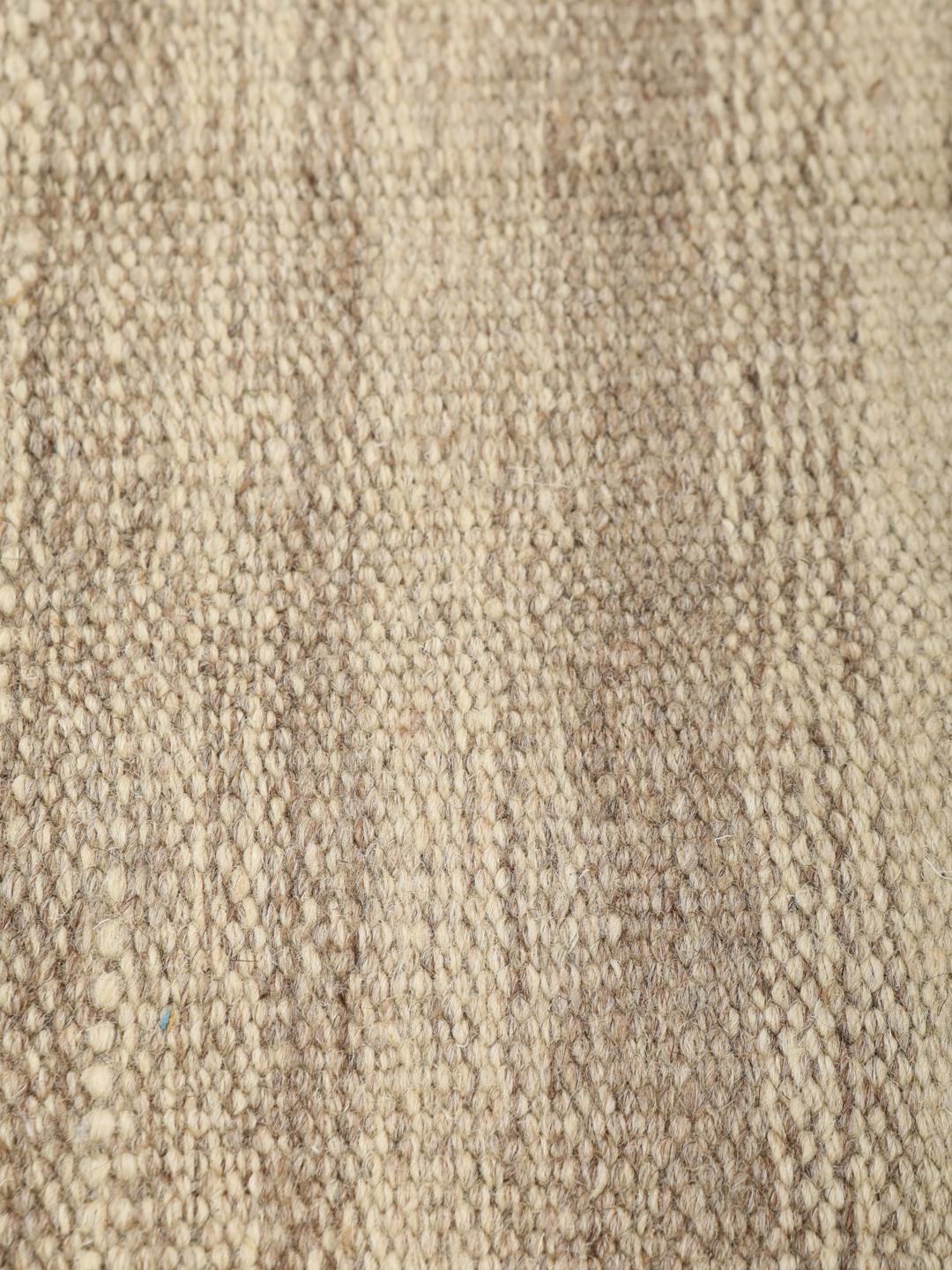 Twee handgemaakte vierkante kussenslopen met een gestreept ontwerp in beige tinten uit het Midden-Oosten
