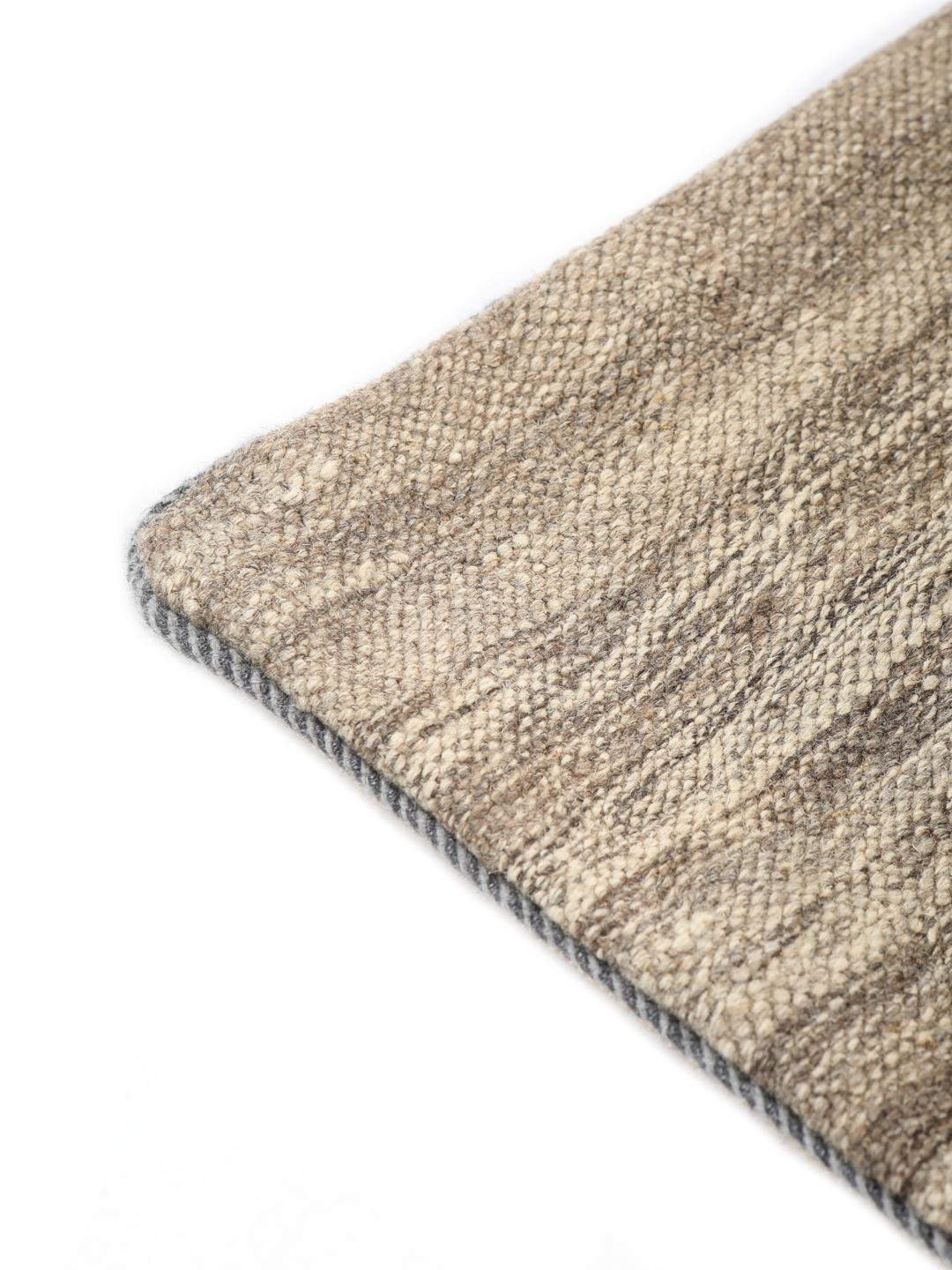 Twee handgemaakte vierkante kussenslopen met een gestreept ontwerp in beige tinten uit het Midden-Oosten