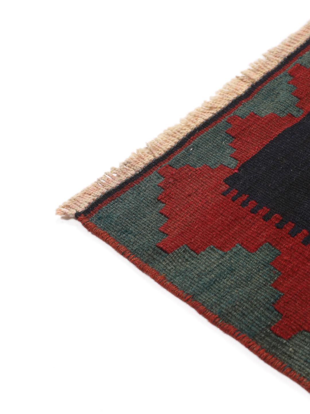 Vintage handgeweven kelimtapijt uit het Midden-Oosten met een levendig veelkleurig geometrisch patroon