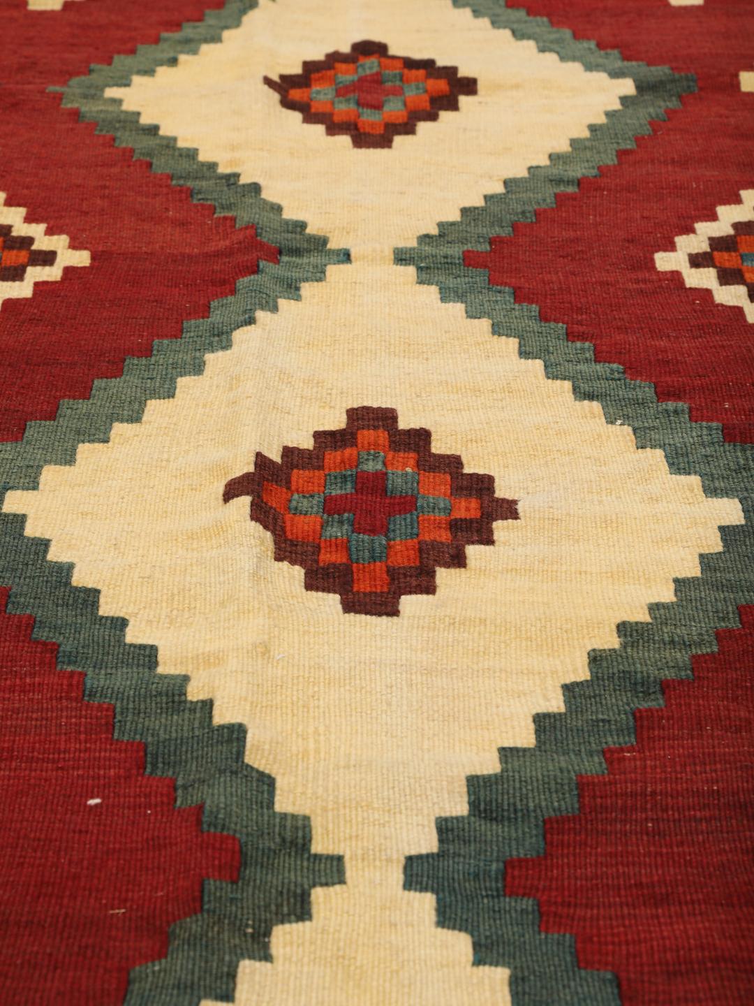 Vintage handgeweven kelimtapijt uit het Midden-Oosten met een levendig veelkleurig geometrisch patroon