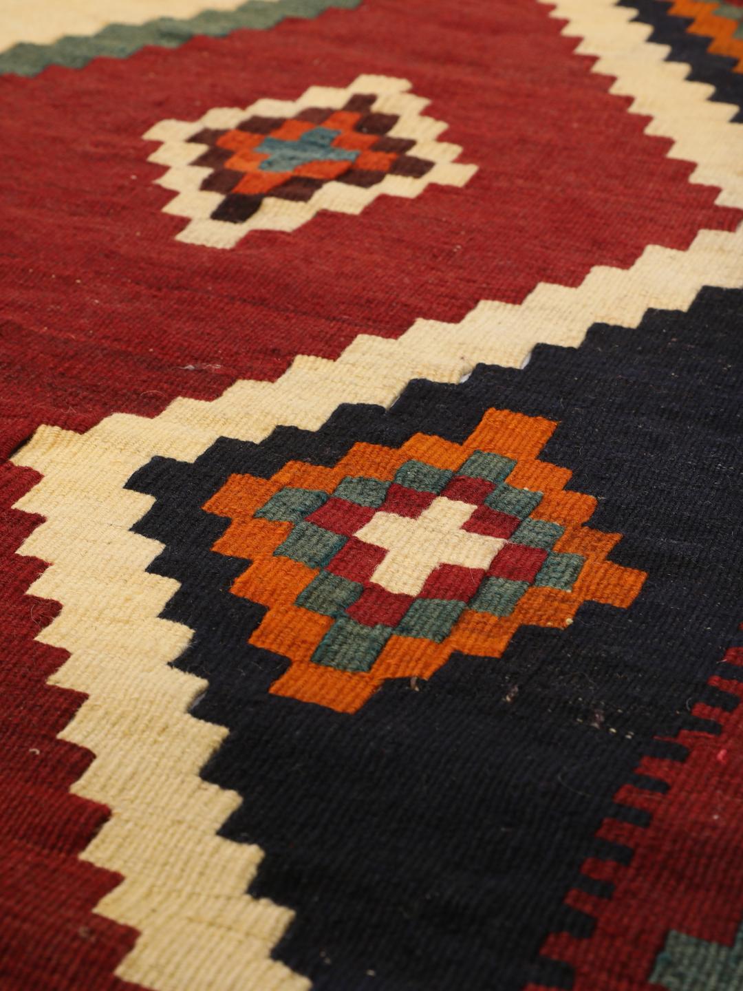 Vintage handgeweven kelimtapijt uit het Midden-Oosten met een levendig veelkleurig geometrisch patroon