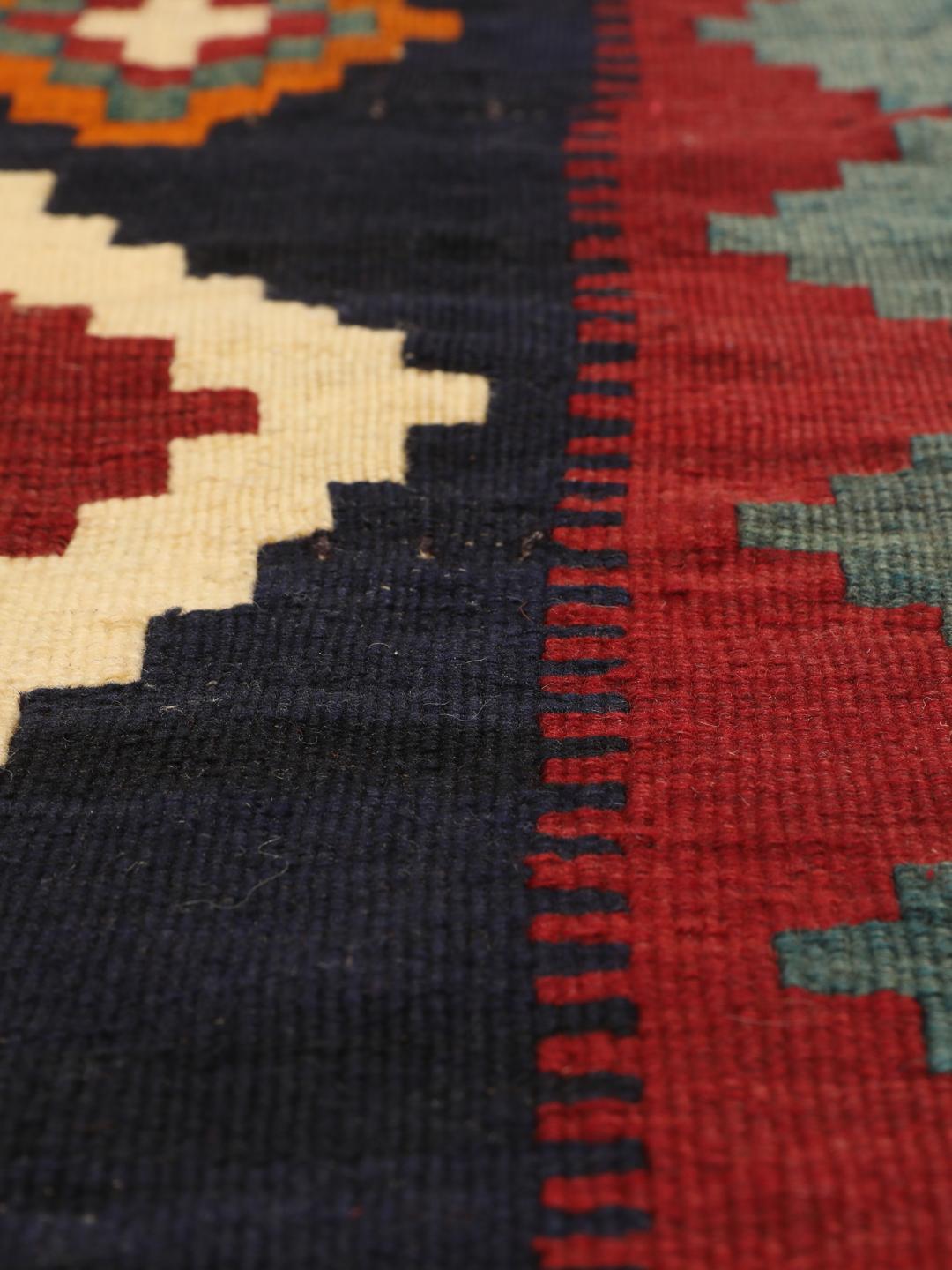 Vintage handgeweven kelimtapijt uit het Midden-Oosten met een levendig veelkleurig geometrisch patroon