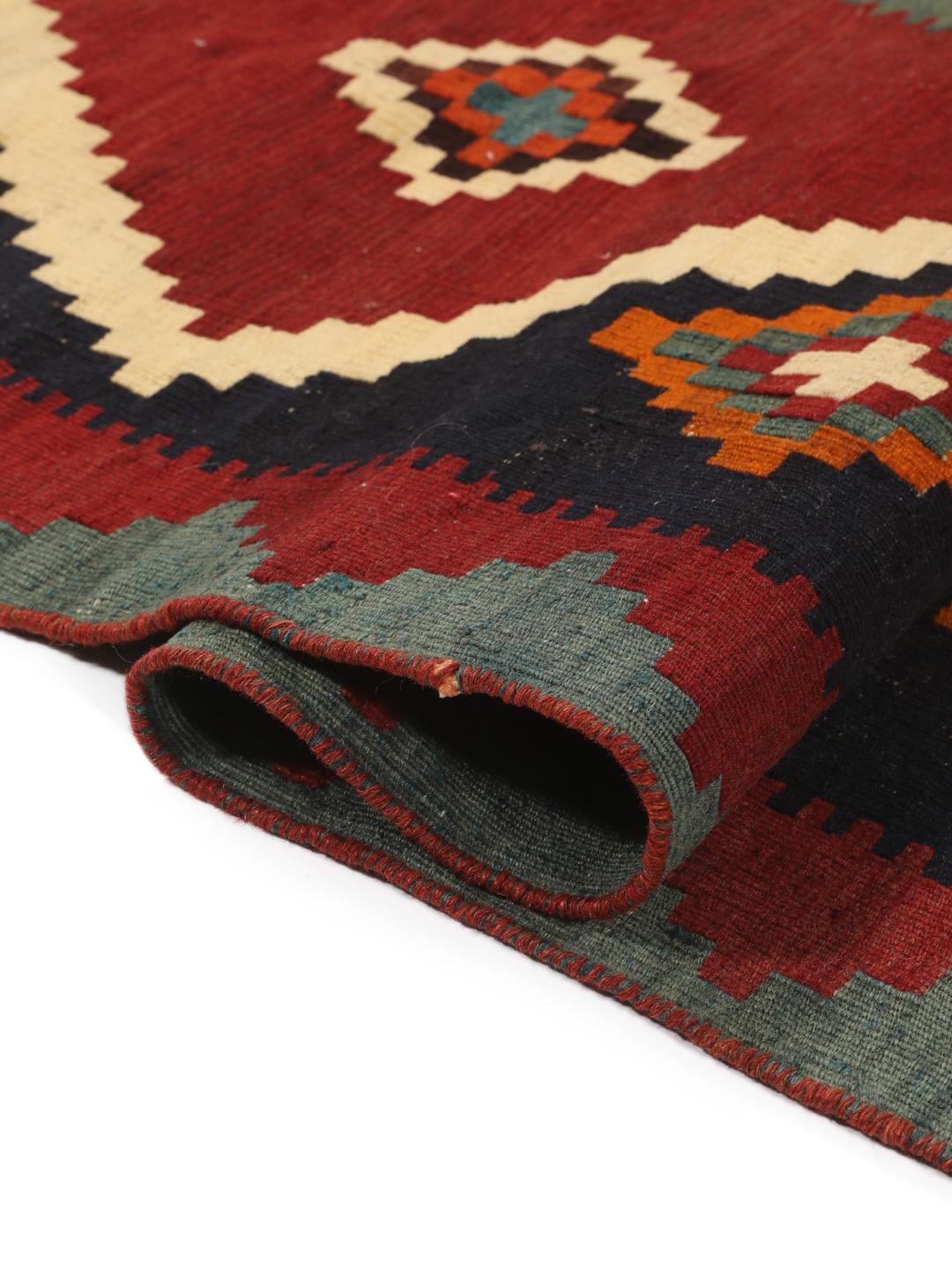 Vintage handgeweven kelimtapijt uit het Midden-Oosten met een levendig veelkleurig geometrisch patroon
