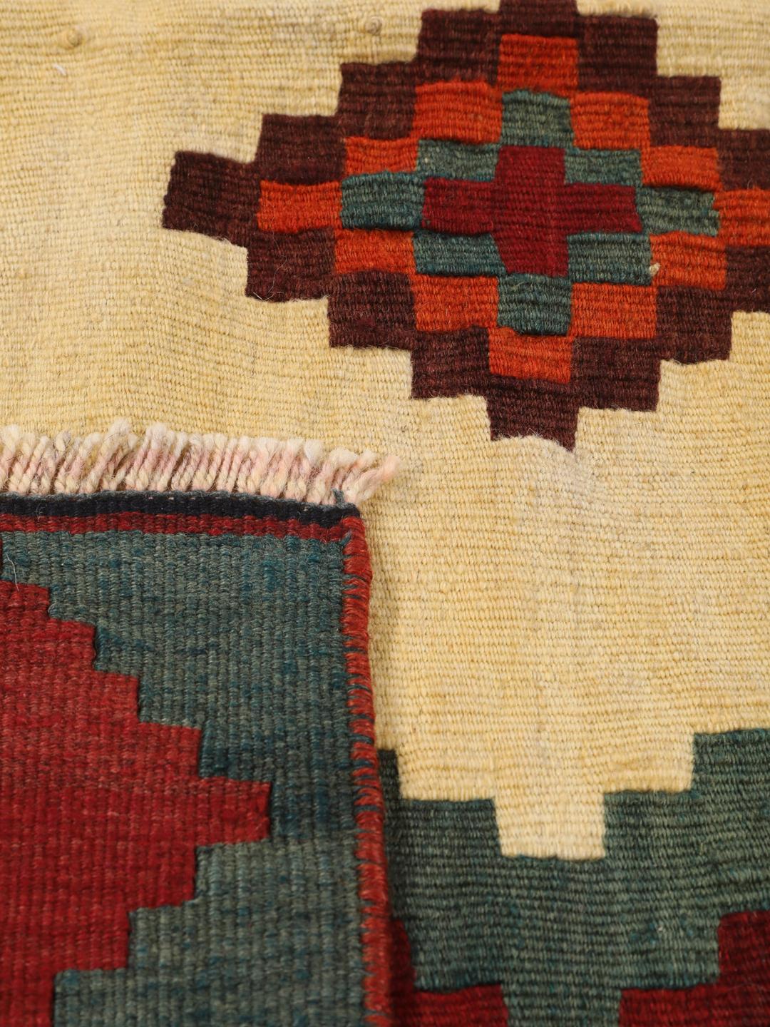 Vintage handgeweven kelimtapijt uit het Midden-Oosten met een levendig veelkleurig geometrisch patroon
