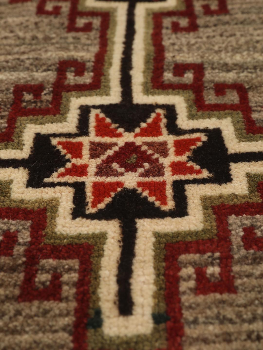 Håndknyttet Qashqai-tæppe fra Mellemøsten i brun med geometriske tribal-mønstre.