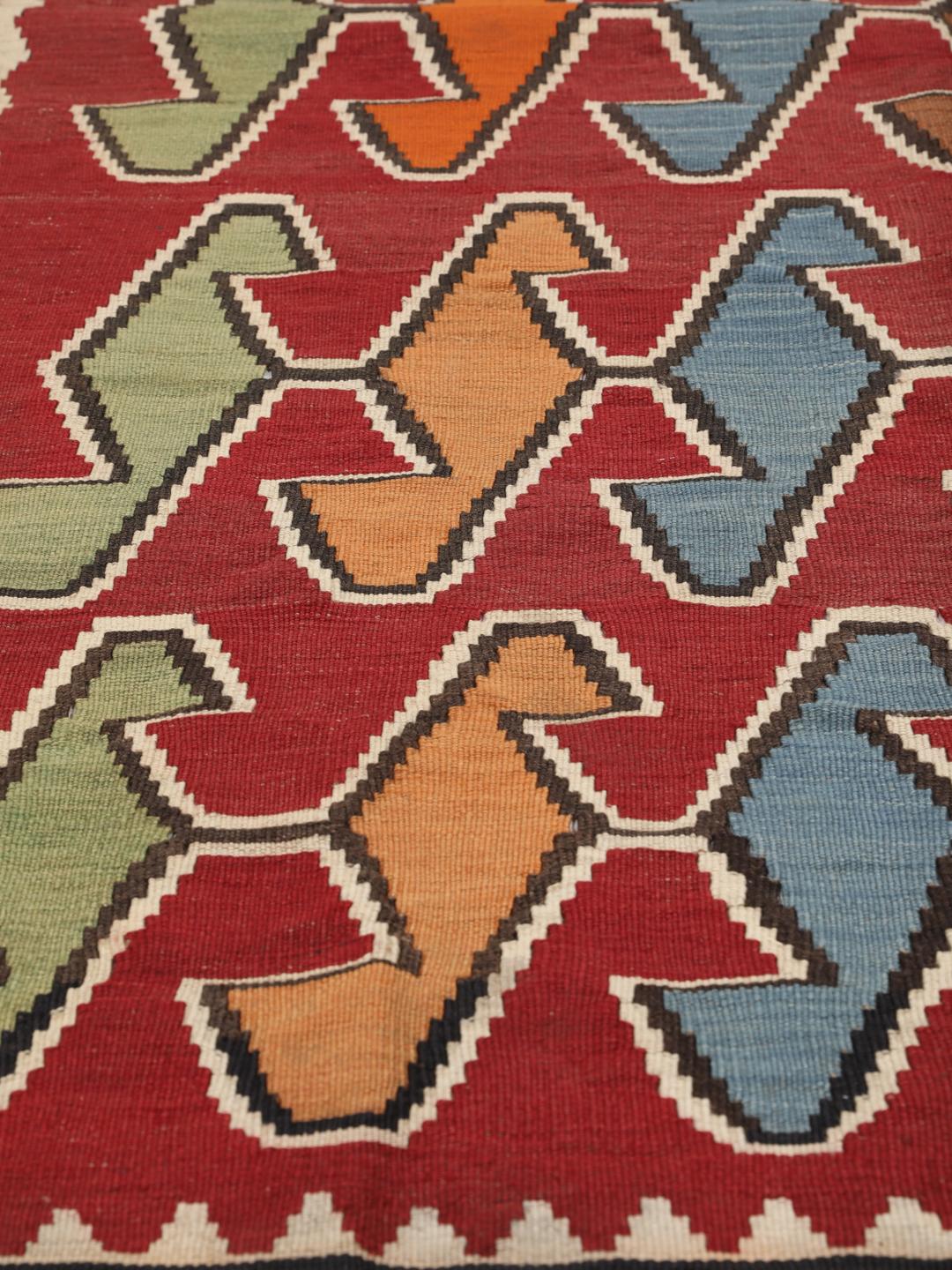 Tapis Kilim vintage tissé à la main du Moyen-Orient en laine multicolore