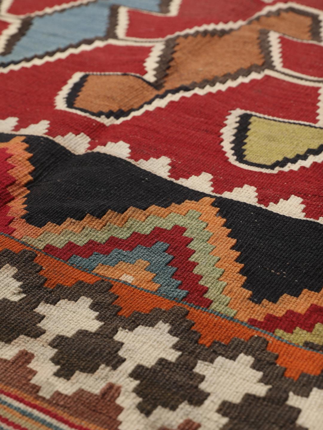 Tapis Kilim vintage tissé à la main du Moyen-Orient en laine multicolore