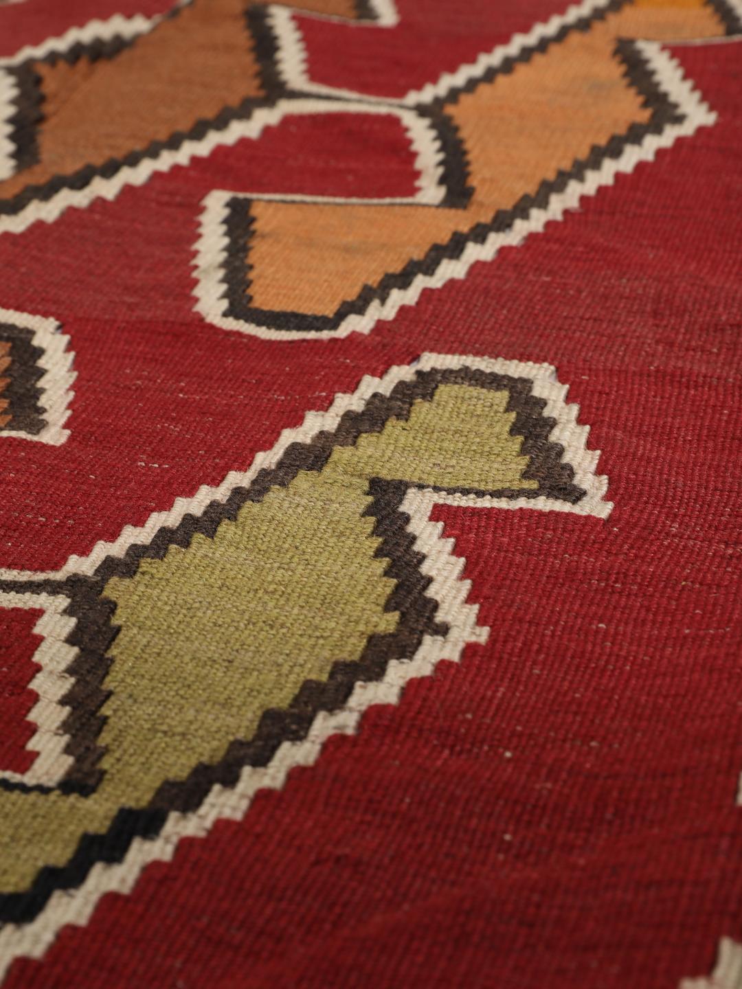 Tapis Kilim vintage tissé à la main du Moyen-Orient en laine multicolore
