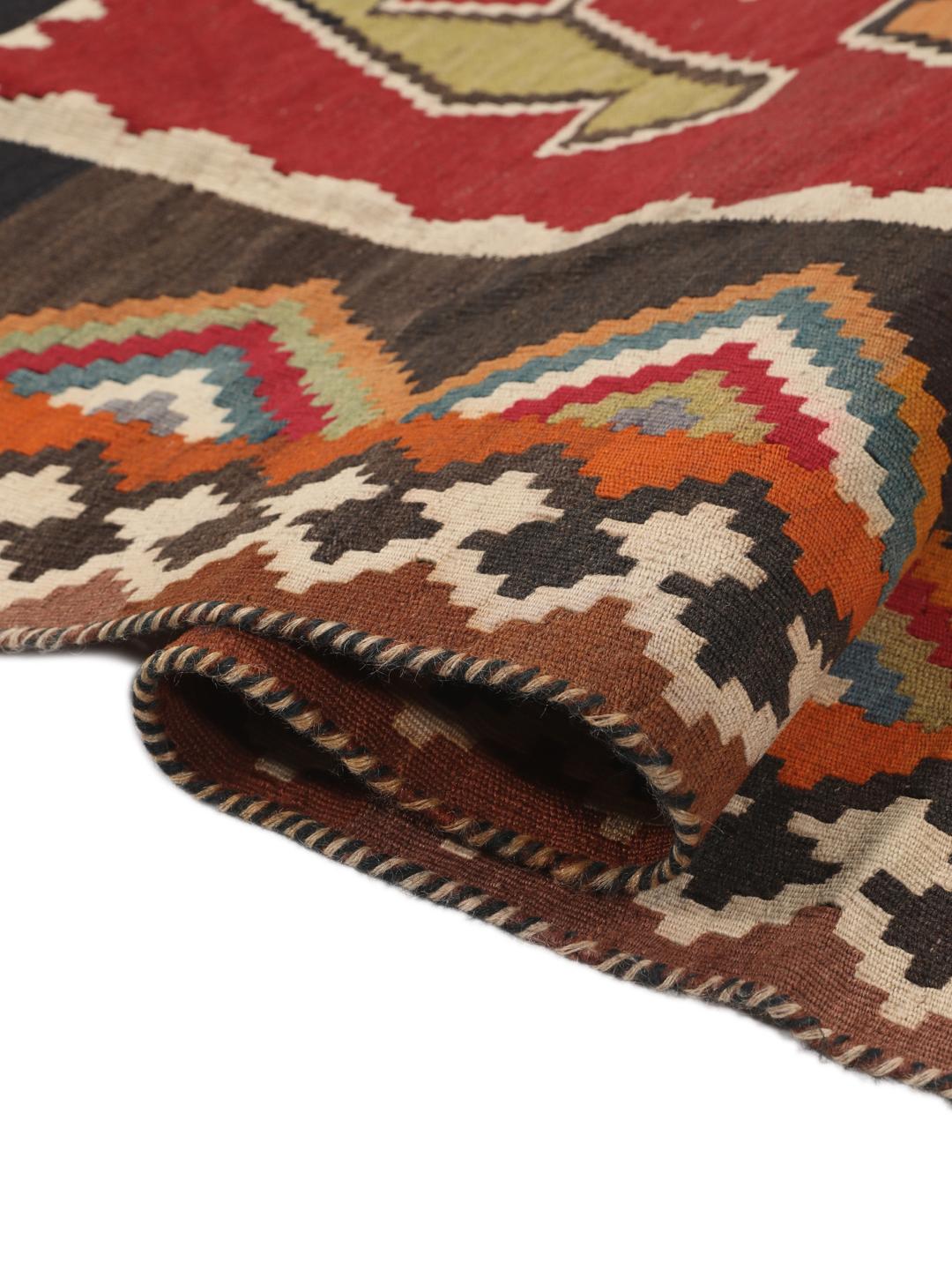 Tapis Kilim vintage tissé à la main du Moyen-Orient en laine multicolore