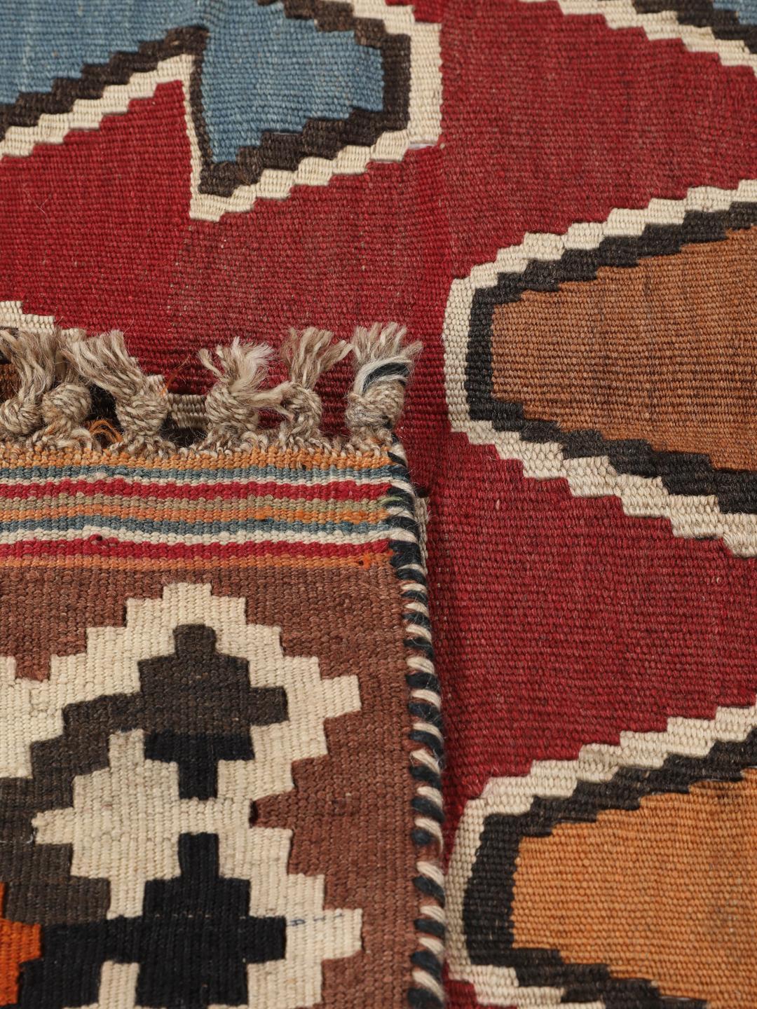 Tapis Kilim vintage tissé à la main du Moyen-Orient en laine multicolore