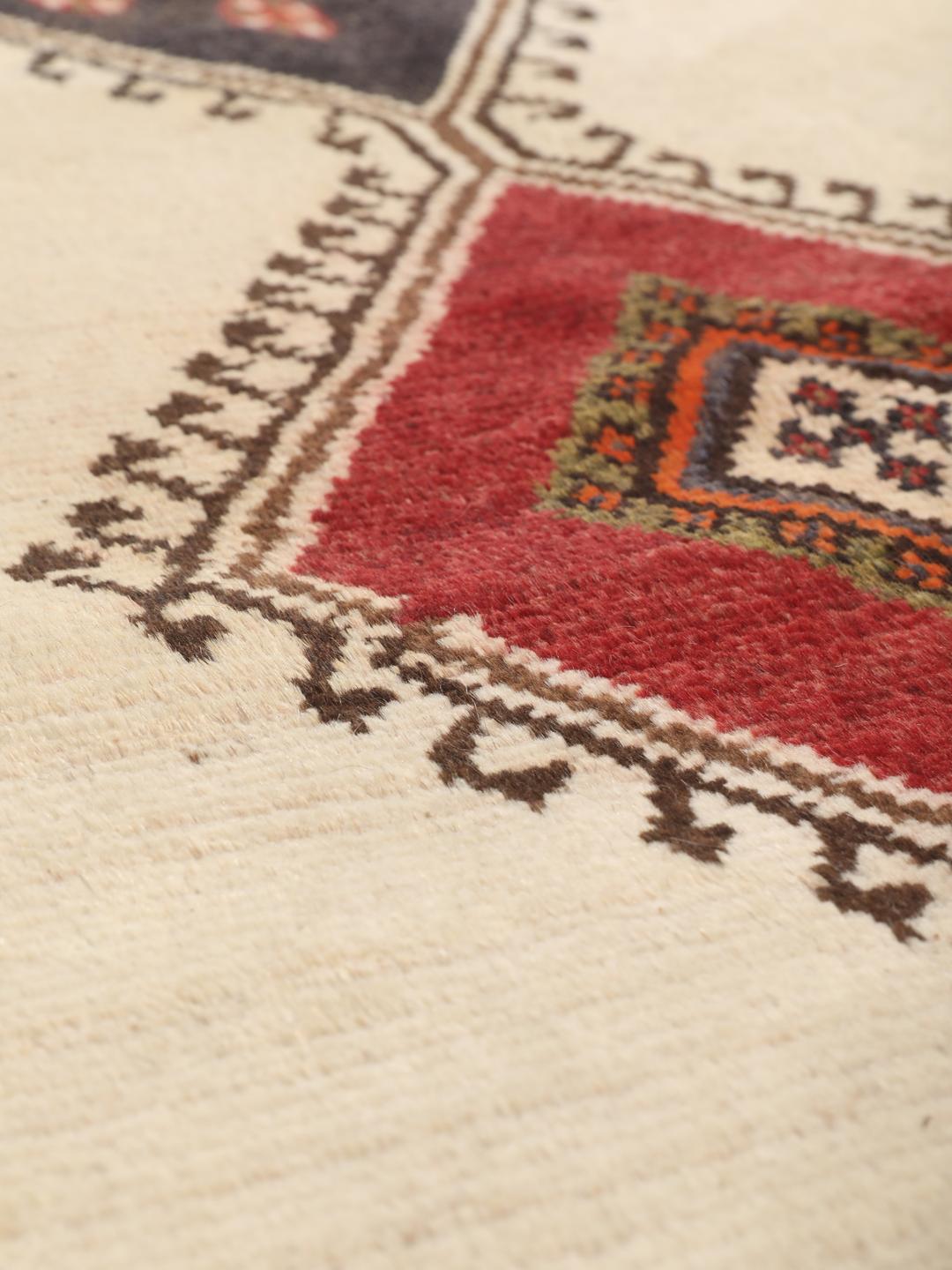 Hand-knotted beige Shiraz rug with geometric medallions from the Middle East